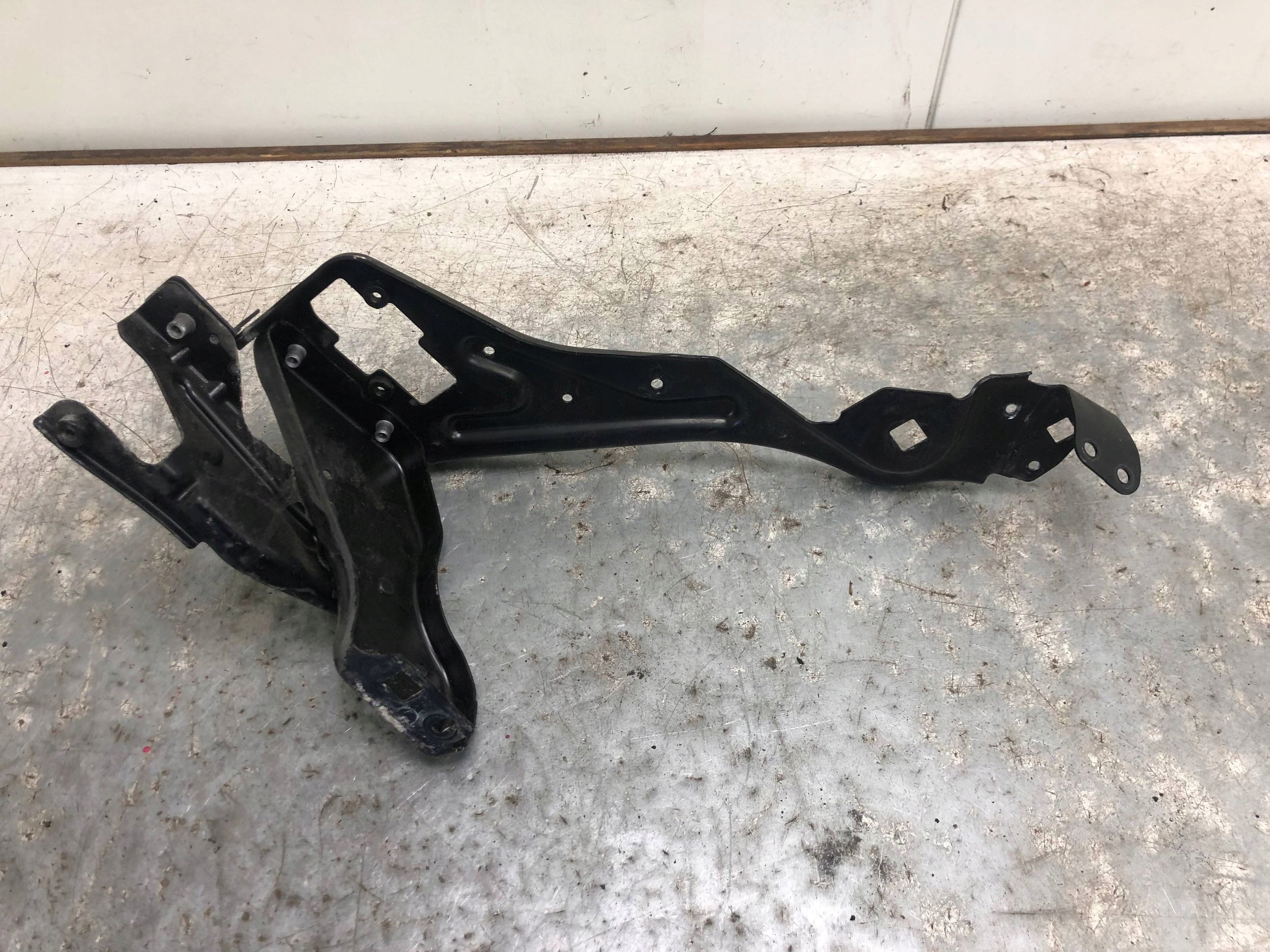 OKULAR holder left front MERCEDES W204 204626044