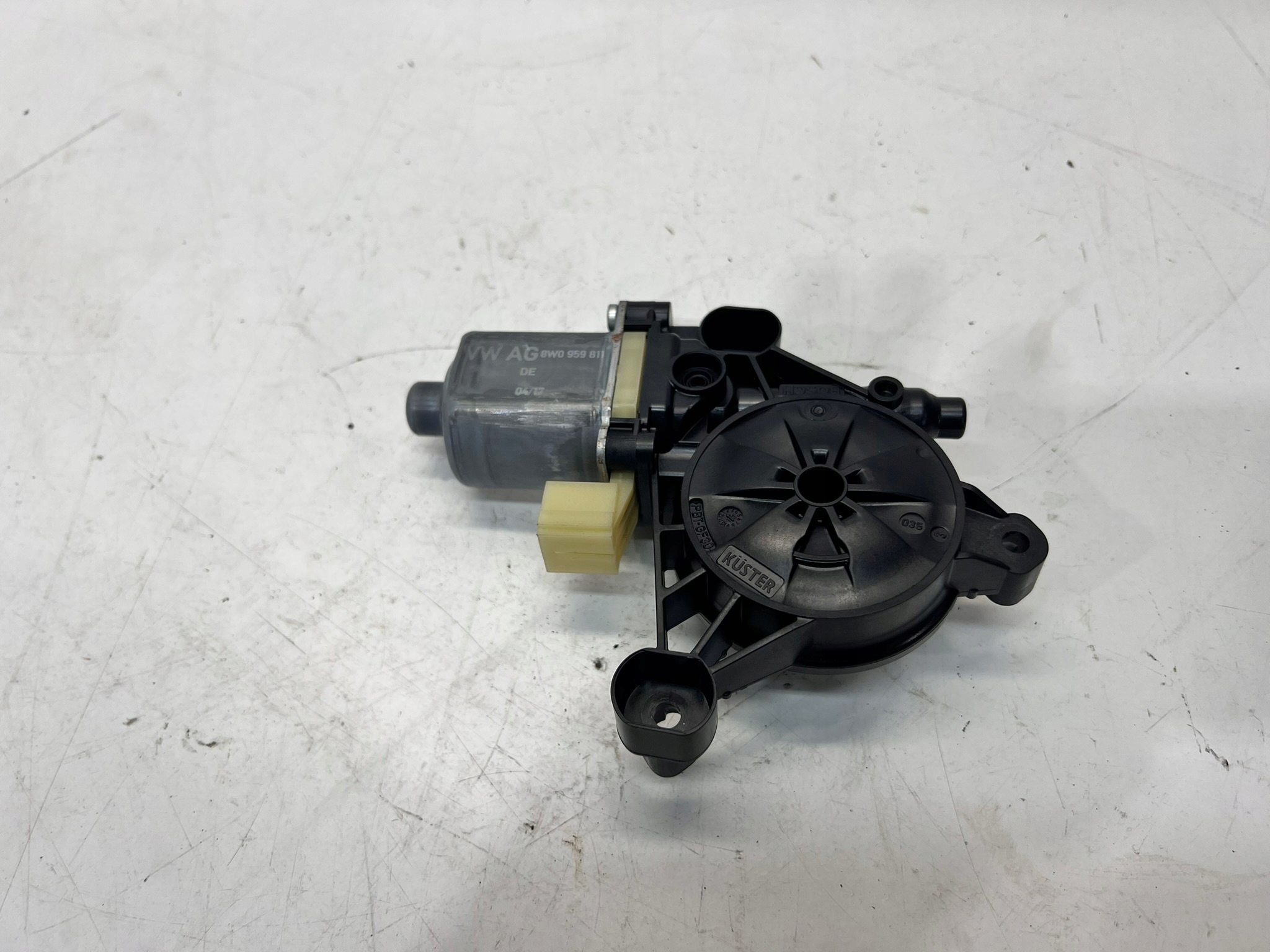 motor ablaktörlők far AUDI A4 B9 8W0959811