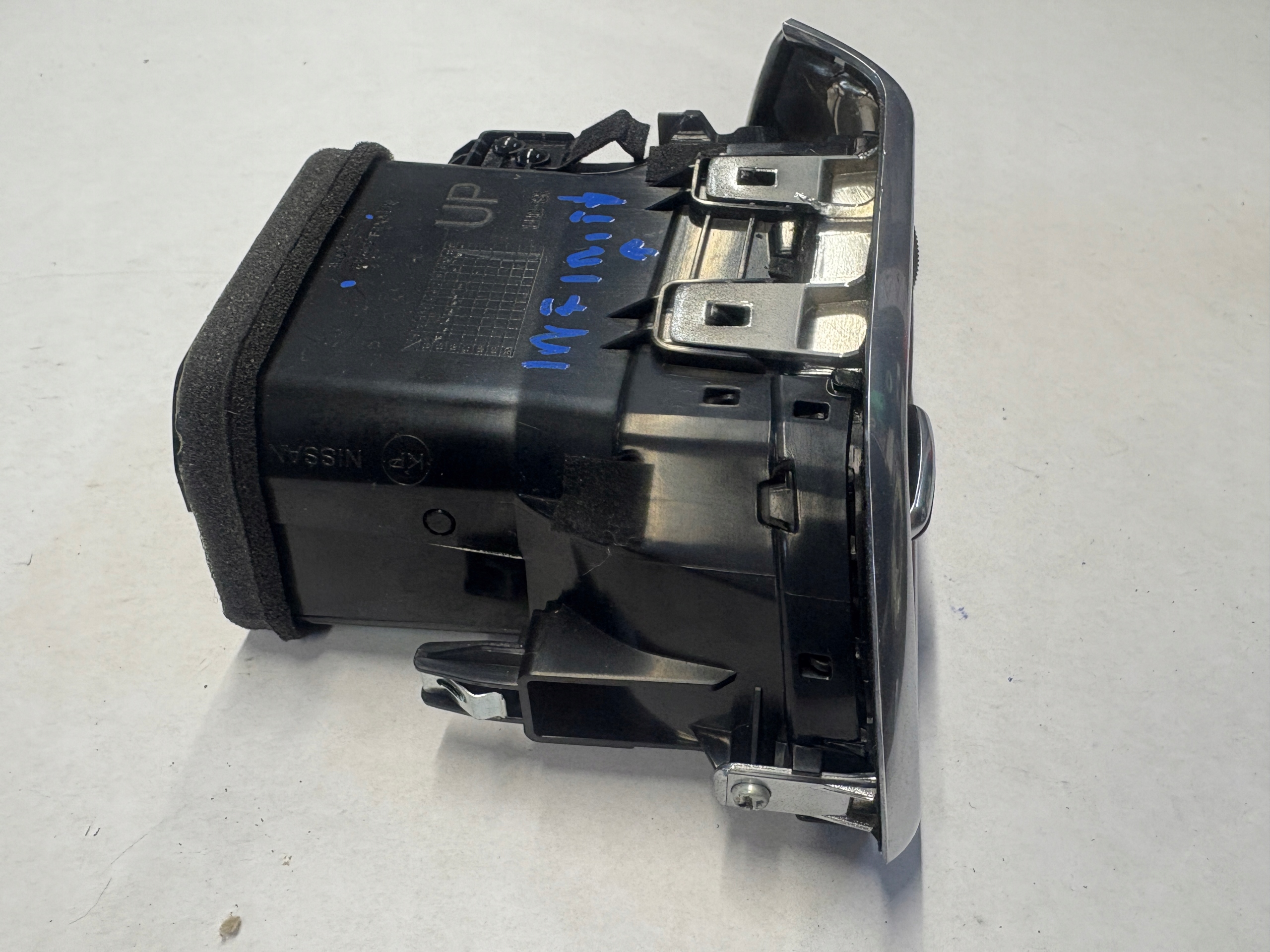 INFINITI Q30 grid air conditioning devices right 687605DF0A