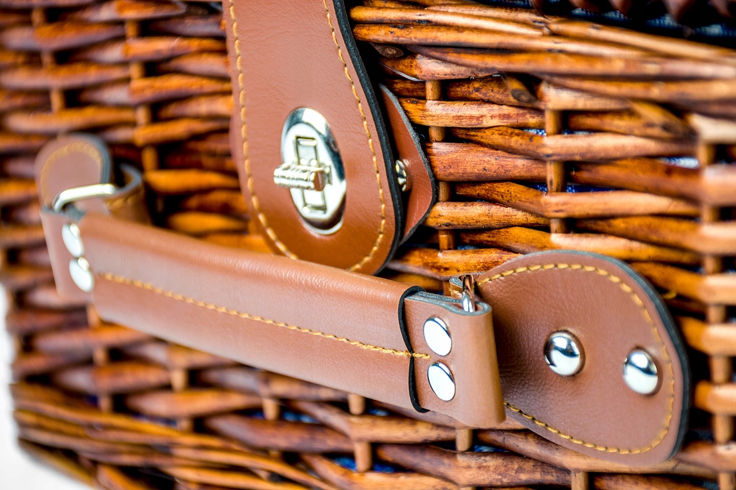 KOSZ PIKNIKOWY WIKLINOWY TERMOTORBA SZTUĆCE PREZENT NA URODZINY ROCZNICĘ Model ZQ1-4472