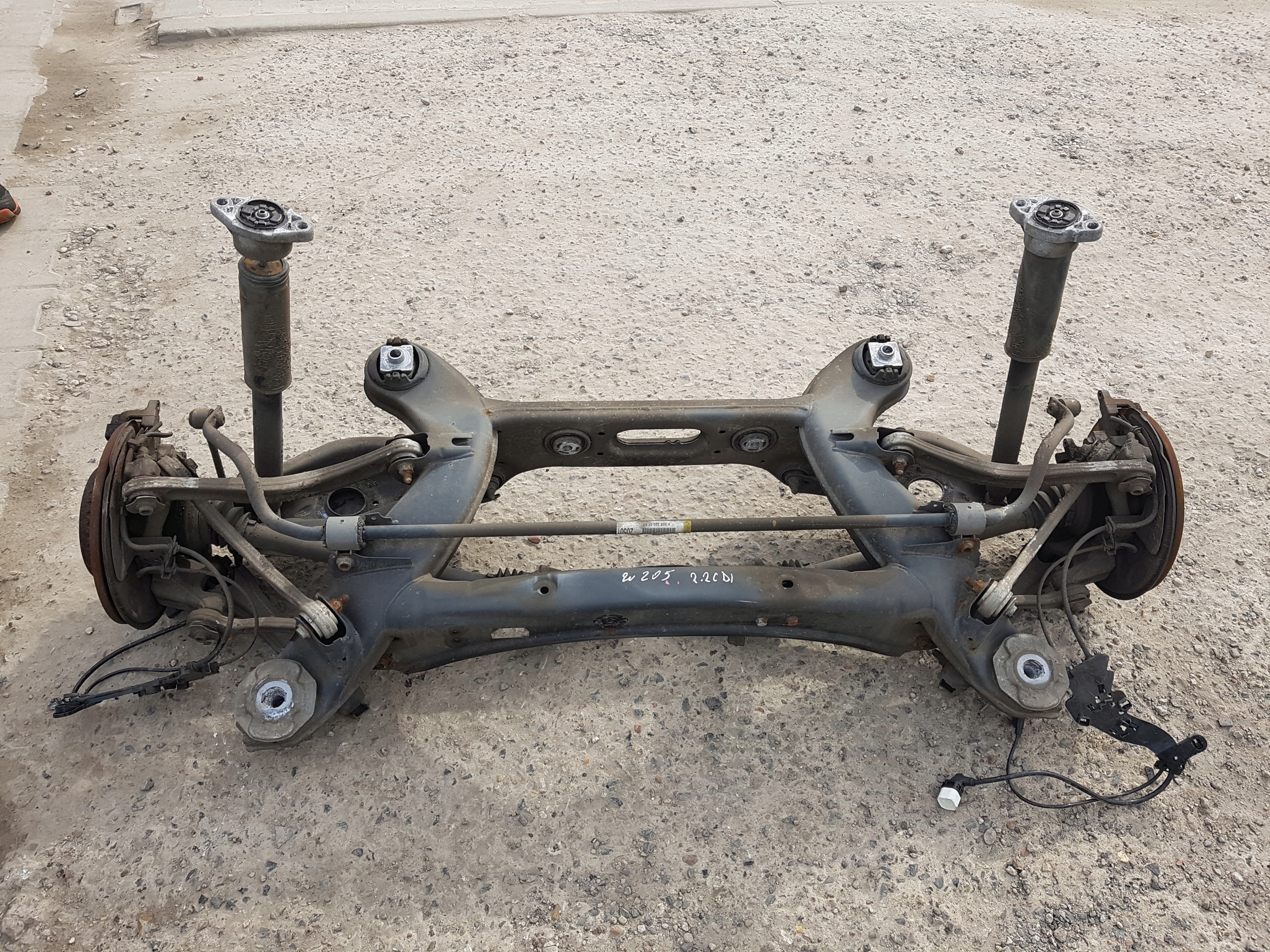 MERCEDES C KLASA W205 2.2CDI BELKA ZAWIESZENIA TYŁ Numer katalogowy części MERCEDES W205 BELKA ZAWIESZENIA