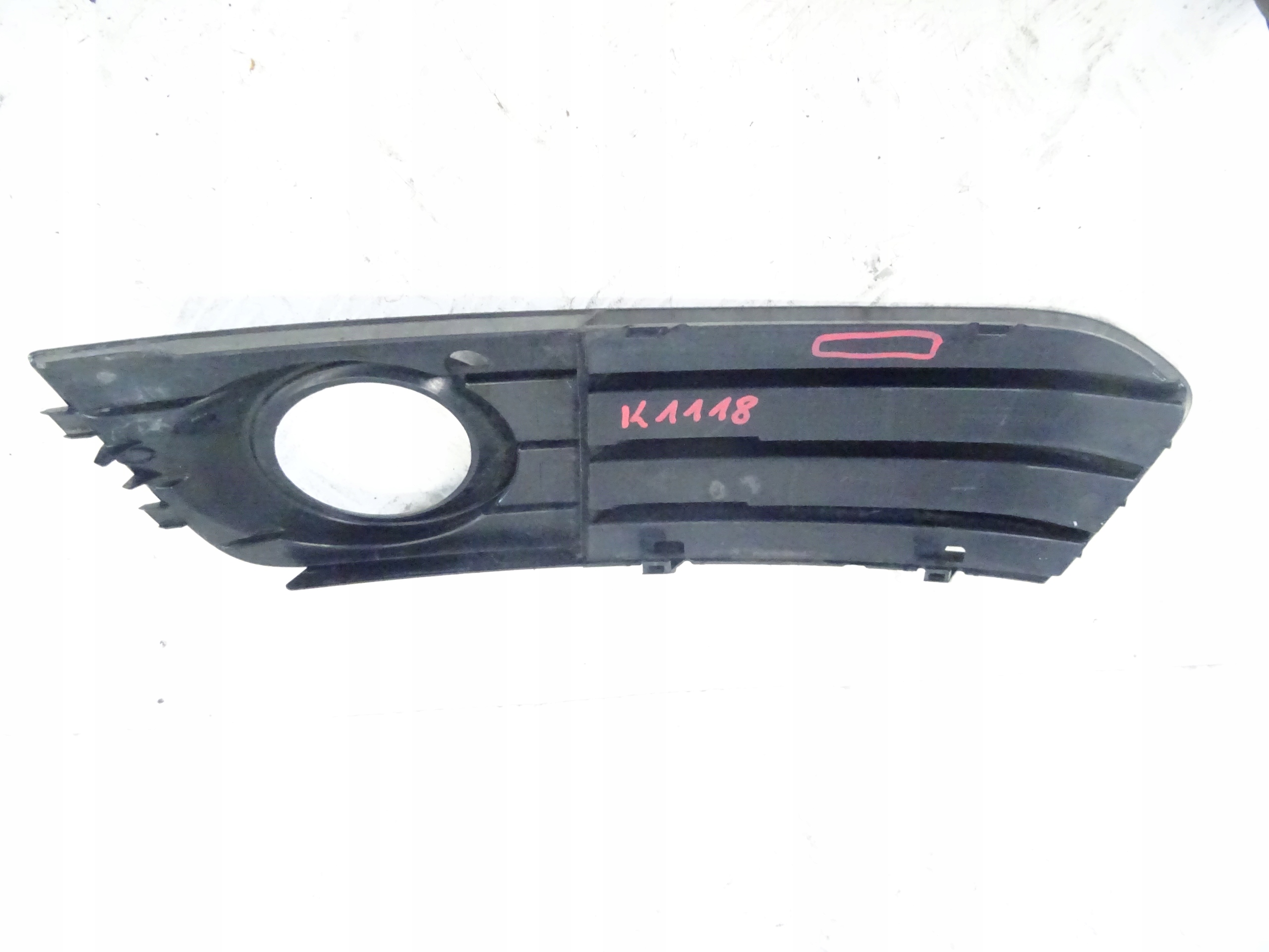 grid of a bumper front front right AUDI A4 B8 LIFT 8K0807682K