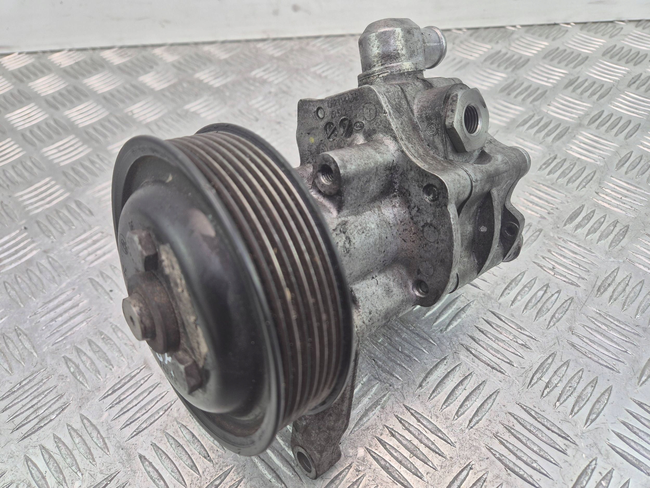 BMW 5 E60 E61 335xi servo pumpa 677683402