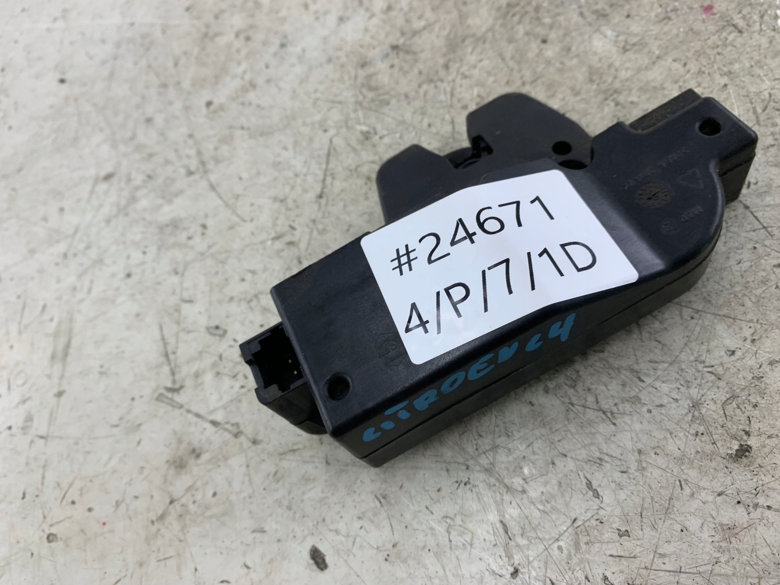 CITROEN C4 and lock bonnet boot