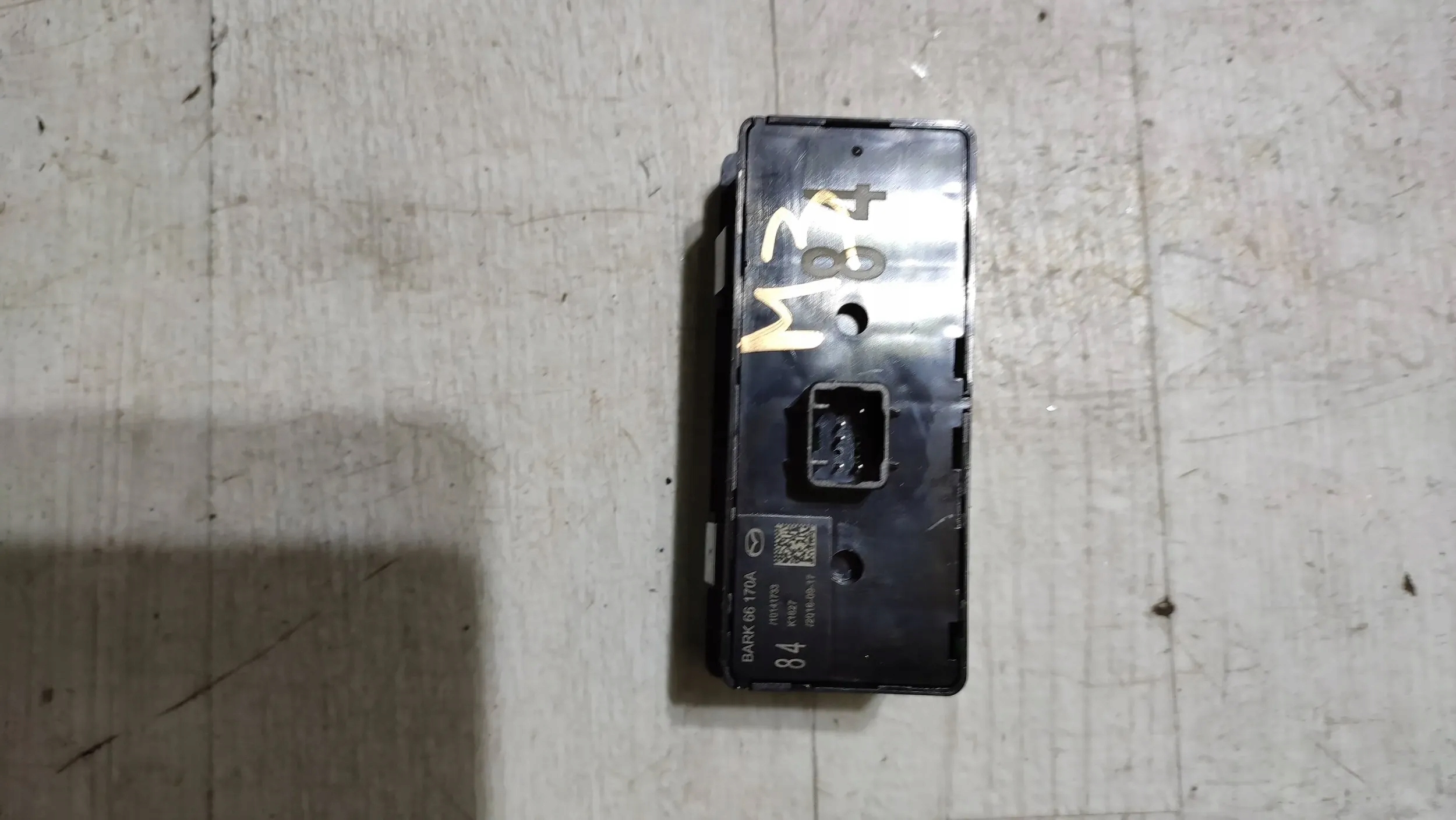 Mazda 3 III BM 17r control panel, levers