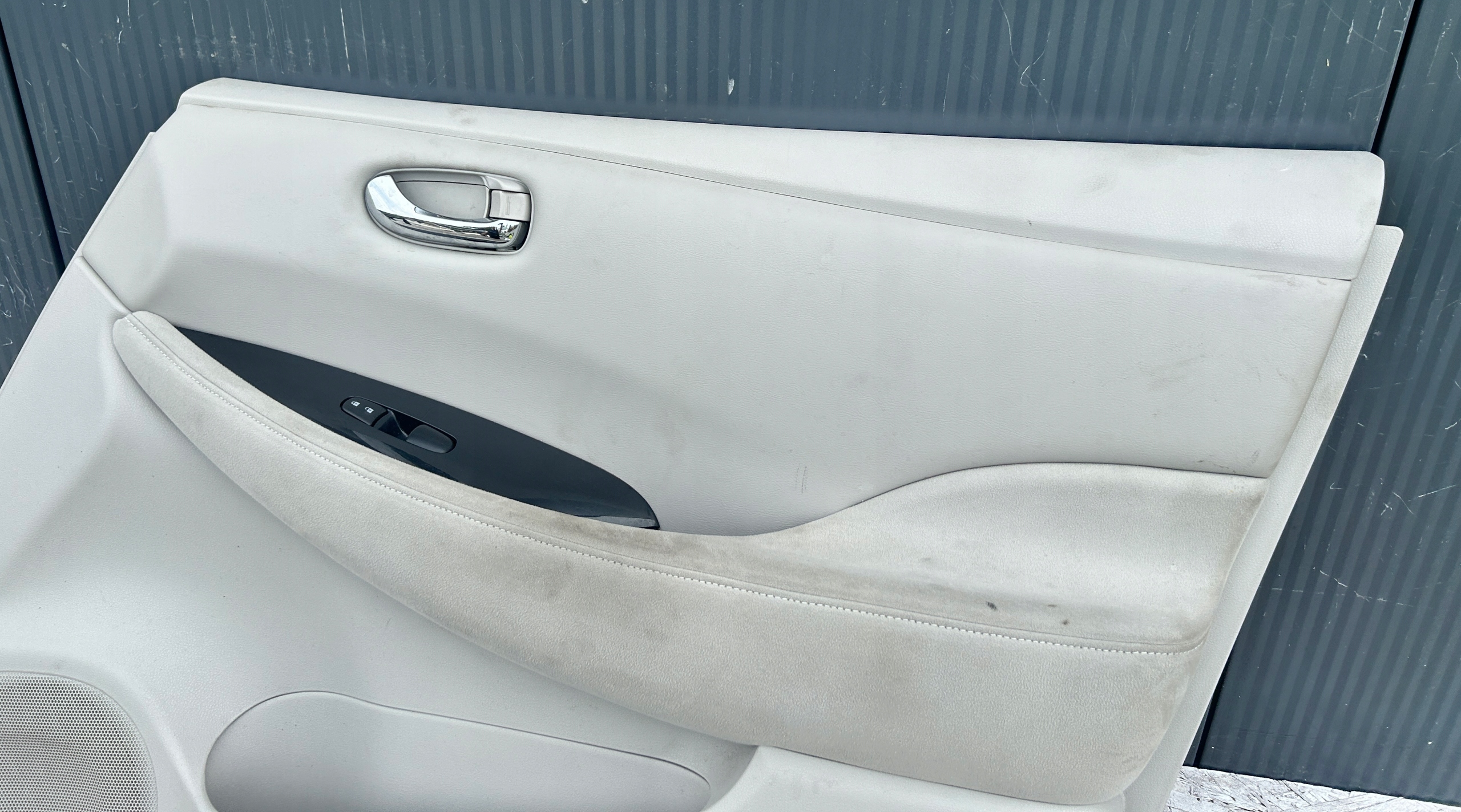 side door right front NISSAN LEAF and ZE0 10- 80922-3NA0A