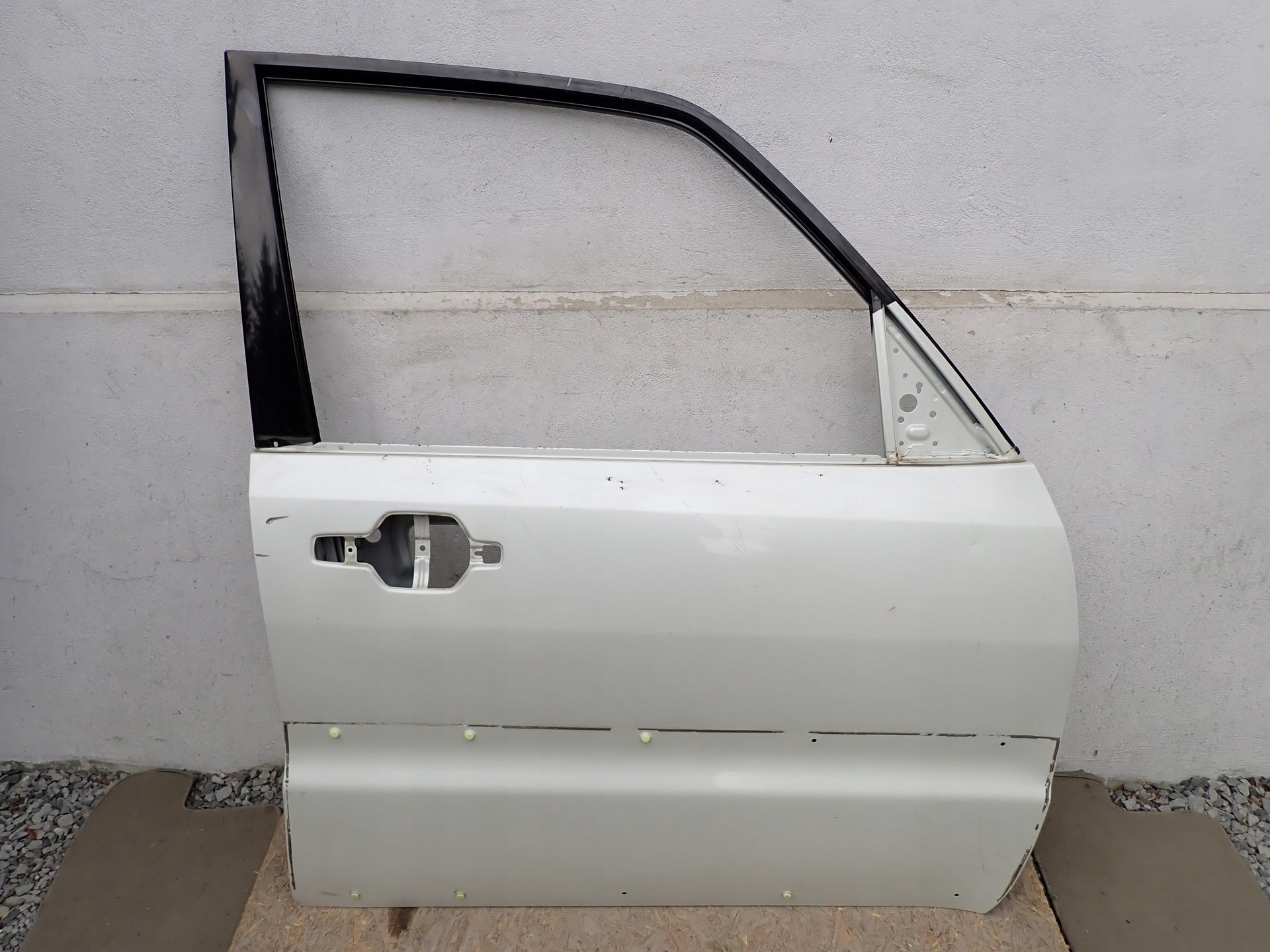 door right front right front MITSUBISHI PAJERO 4 IV V8 2007- 5700A452