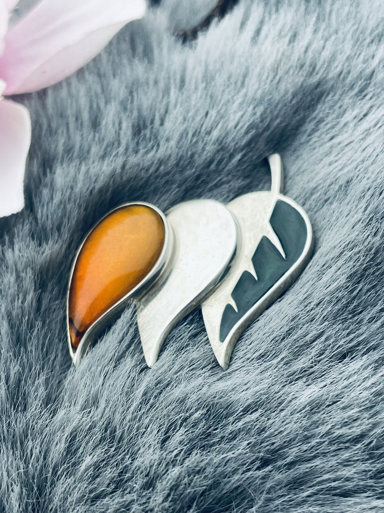 Stříbrná brož listy s jantarem a smaltem