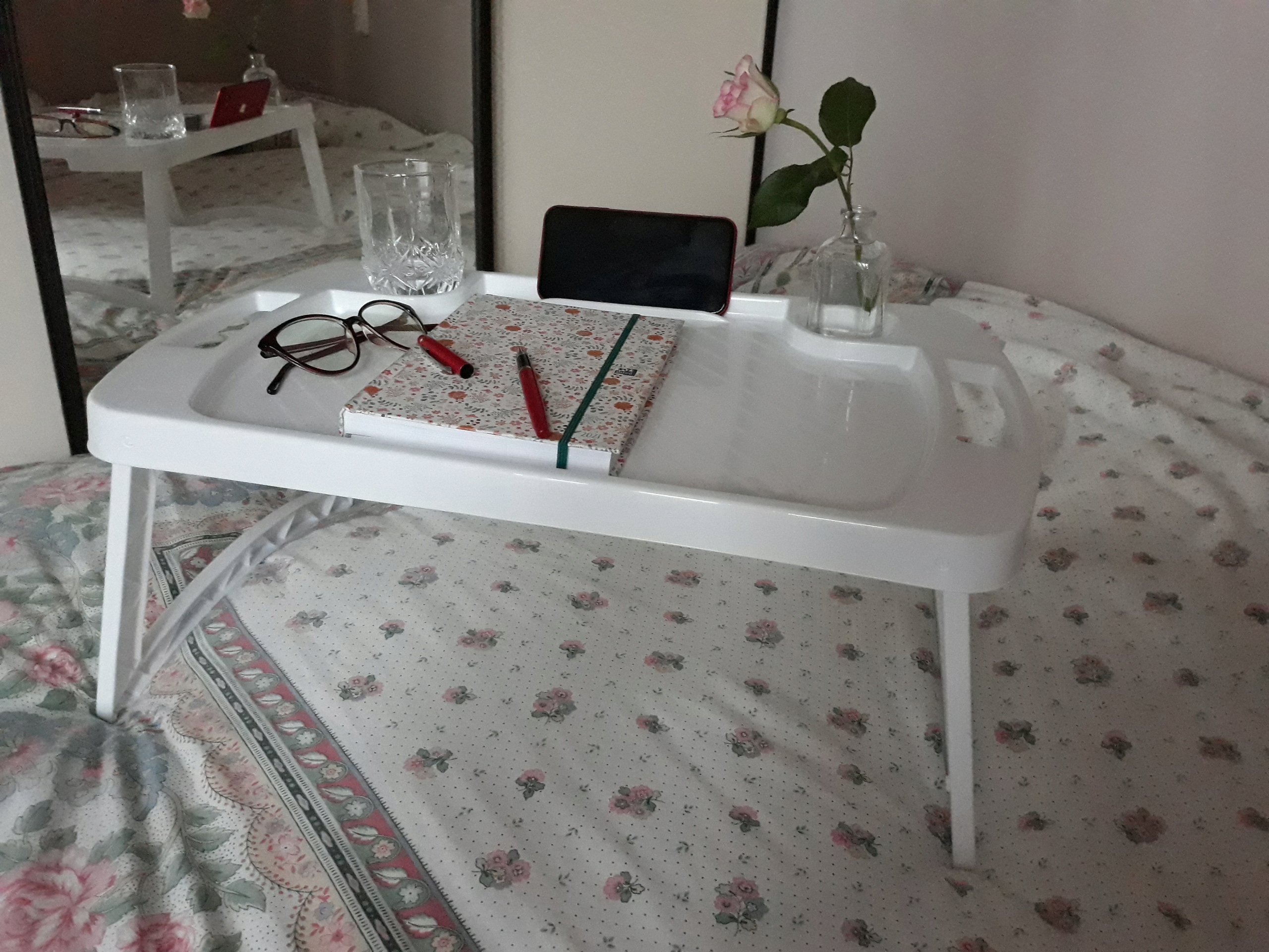 STOLIK DO ŁÓŻKA SKŁADANY ŚNIADANIOWY POD LAPTOP Kolor biały