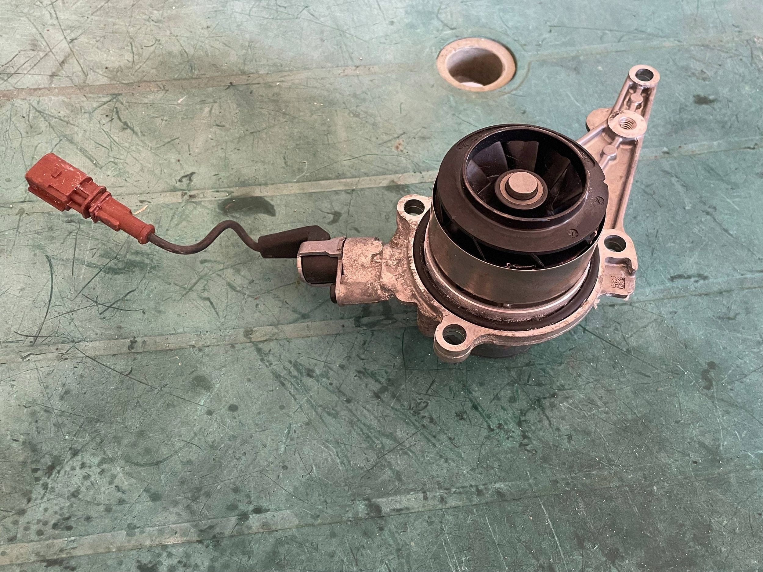 water pump VOLKSWAGEN PASSAT B8 010220802RT @M