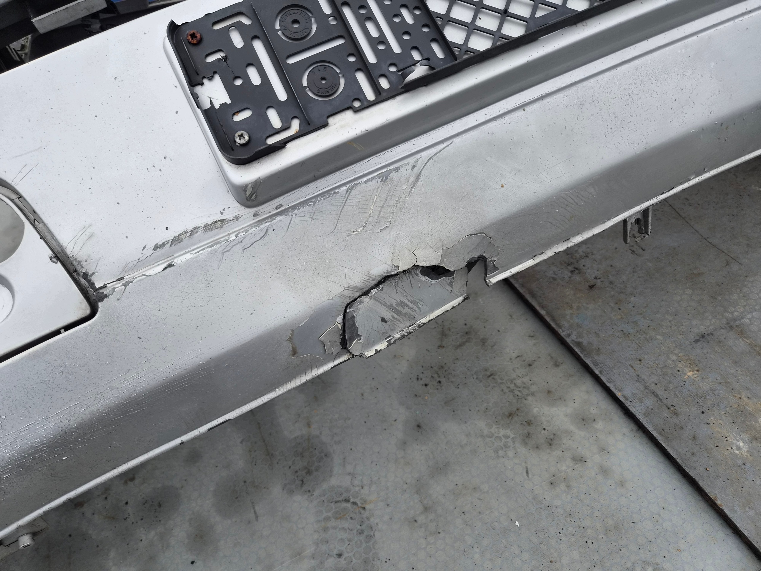 VW T5 Frontstoßstange vorne Caravelle Multivan srebrny