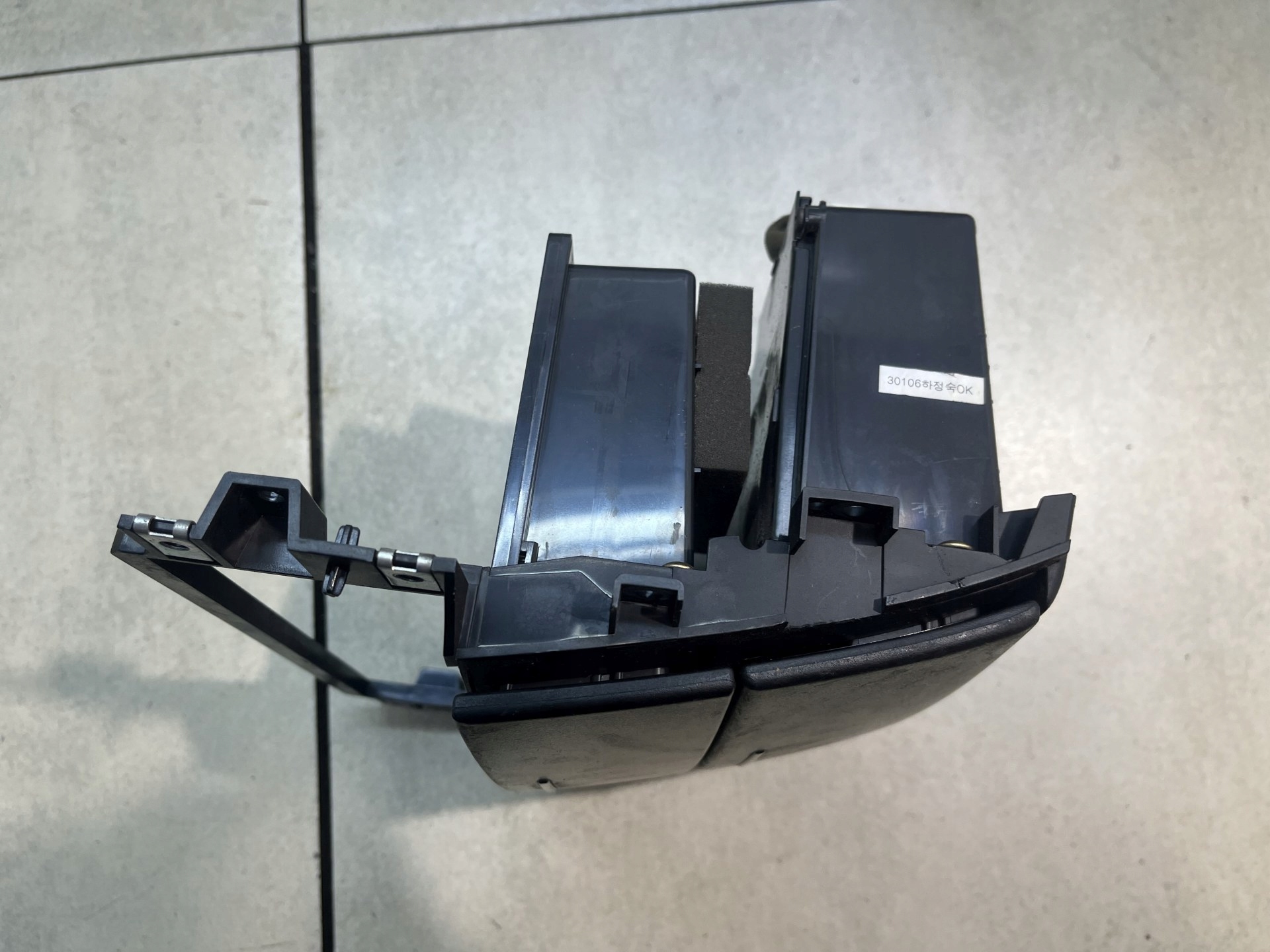 passenger compartment ashtray KIA SORENTO and 2.5 CRDI 845703E000
