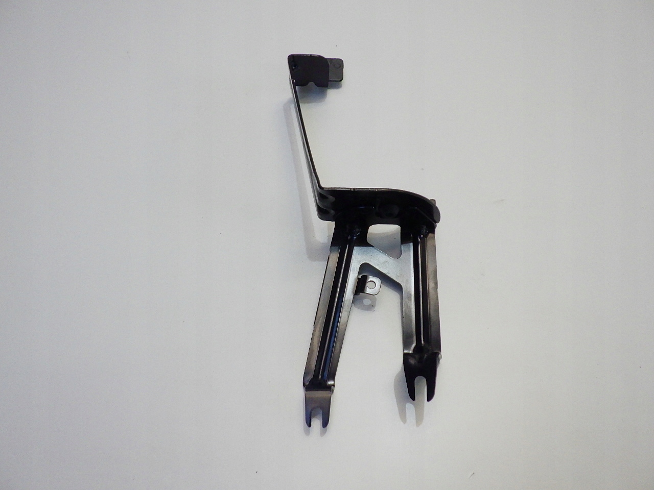 A1774303400 - CLA II W118 W177 2022 кронштейн крепление насоса ABS