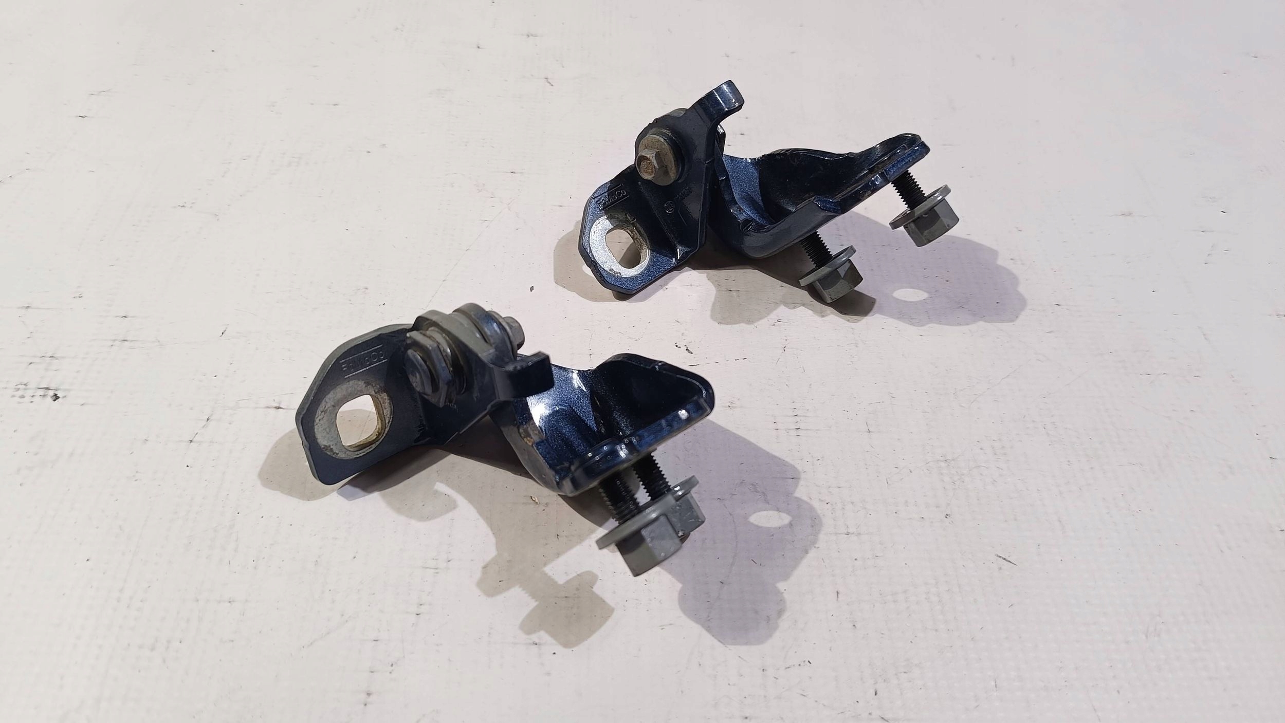 hinges left door tylnych left rear part Ford Explorer V 2016