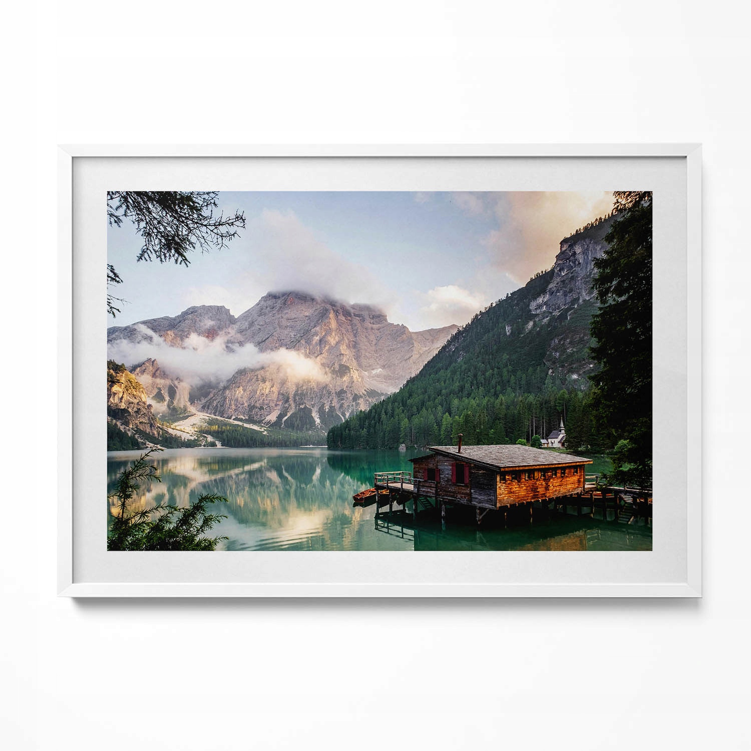 Dekorativní nástěnný obraz v bílém rámu Domek na jezeře v horách 100x70 cm