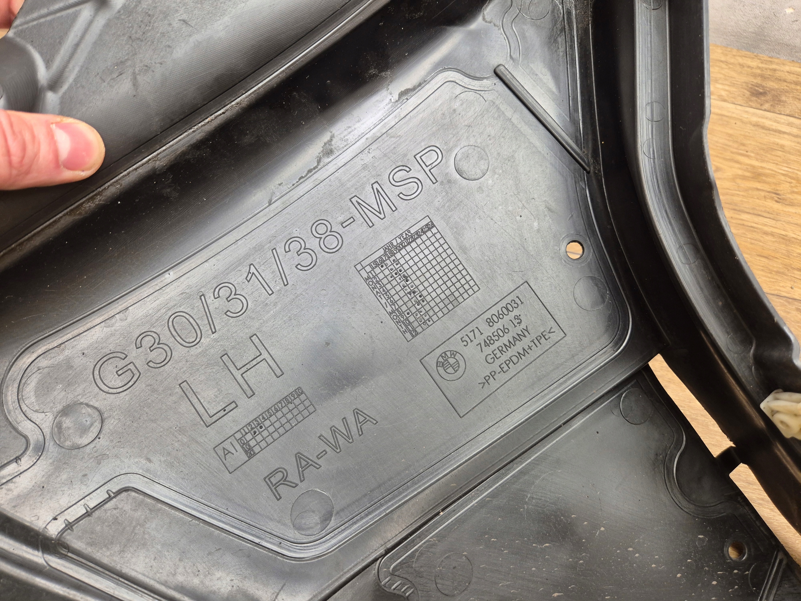 BMW 5 G30 G31 left TROJKAT mudguard cover lower front m-packet 8060031