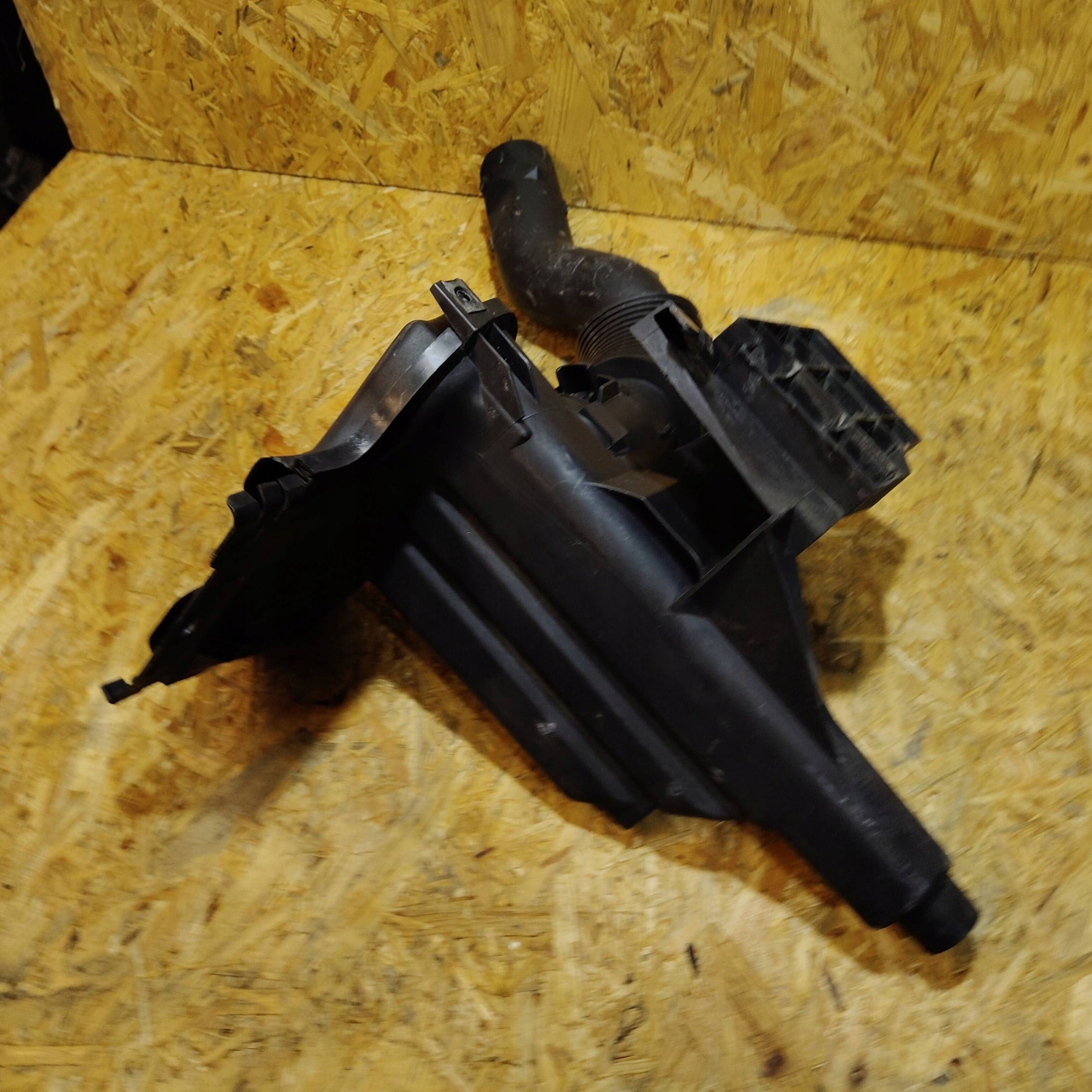 Peugeot 508 2015 Rezonator / air hose