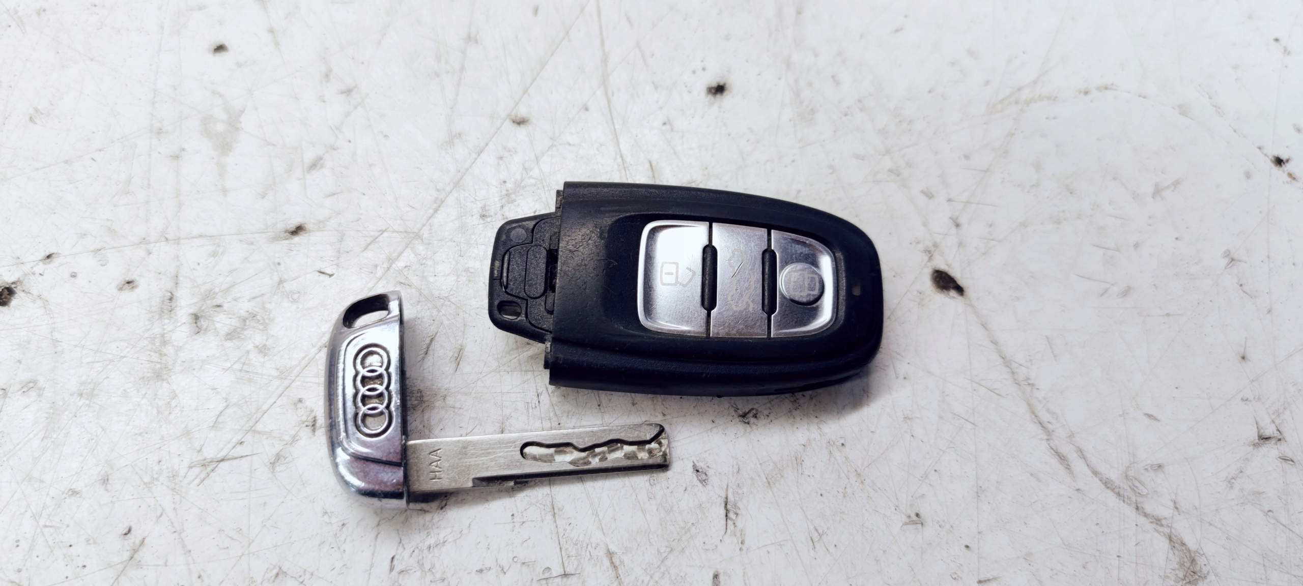 key PILOT AUDI A4 S4 B8 A5 S5 Q5 Q3 8T0959754D