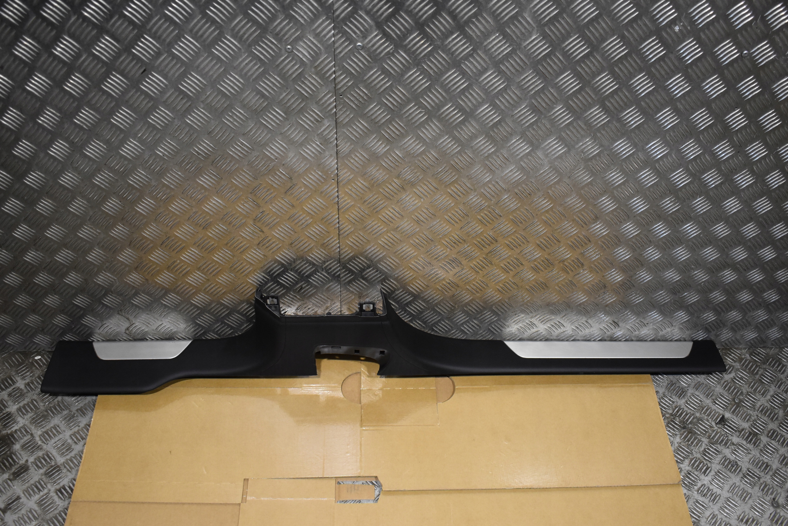 IDEALNA moulding cap threshold left LAMBORGHINI URUS 1