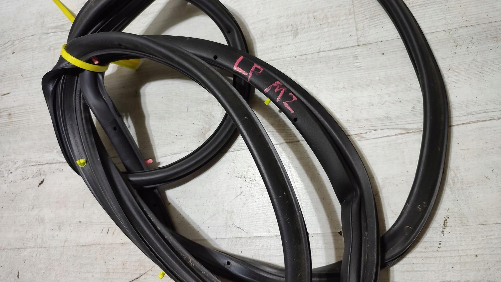 gasket door zewn. left front Mazda 2 DJ lift