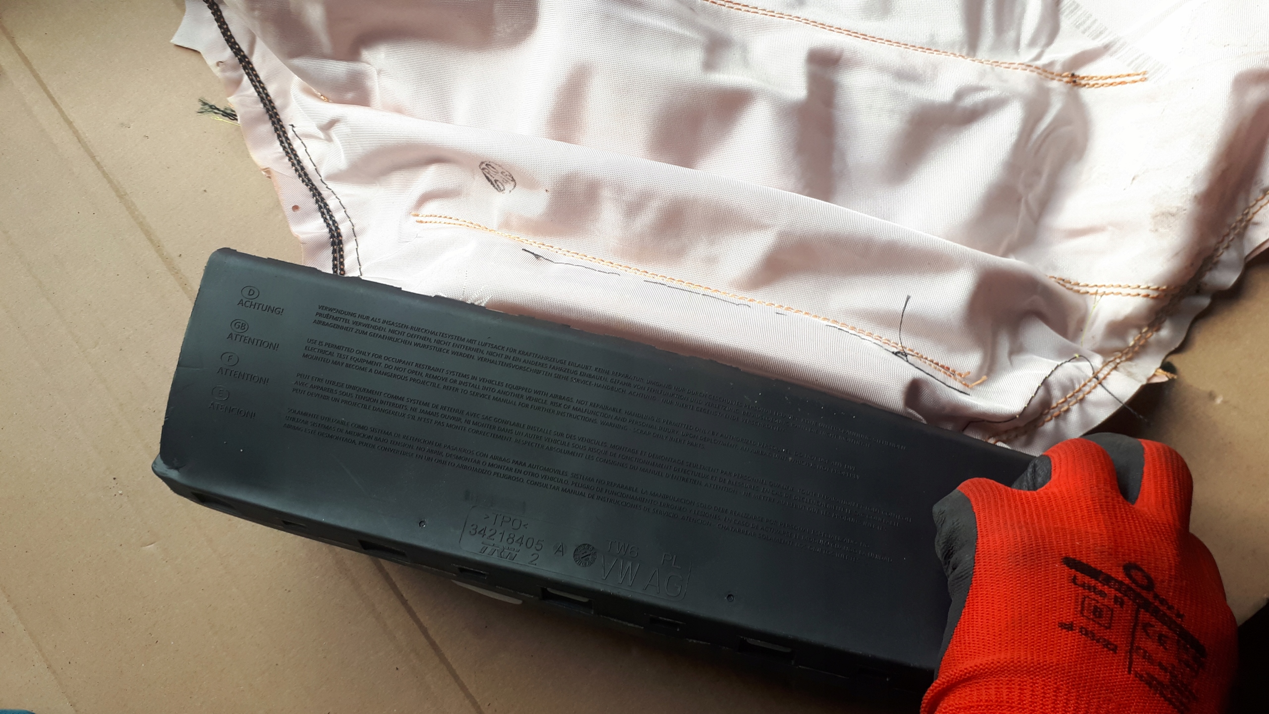 S4 B9 A4 8W подушка коленная левый 8W0880841D