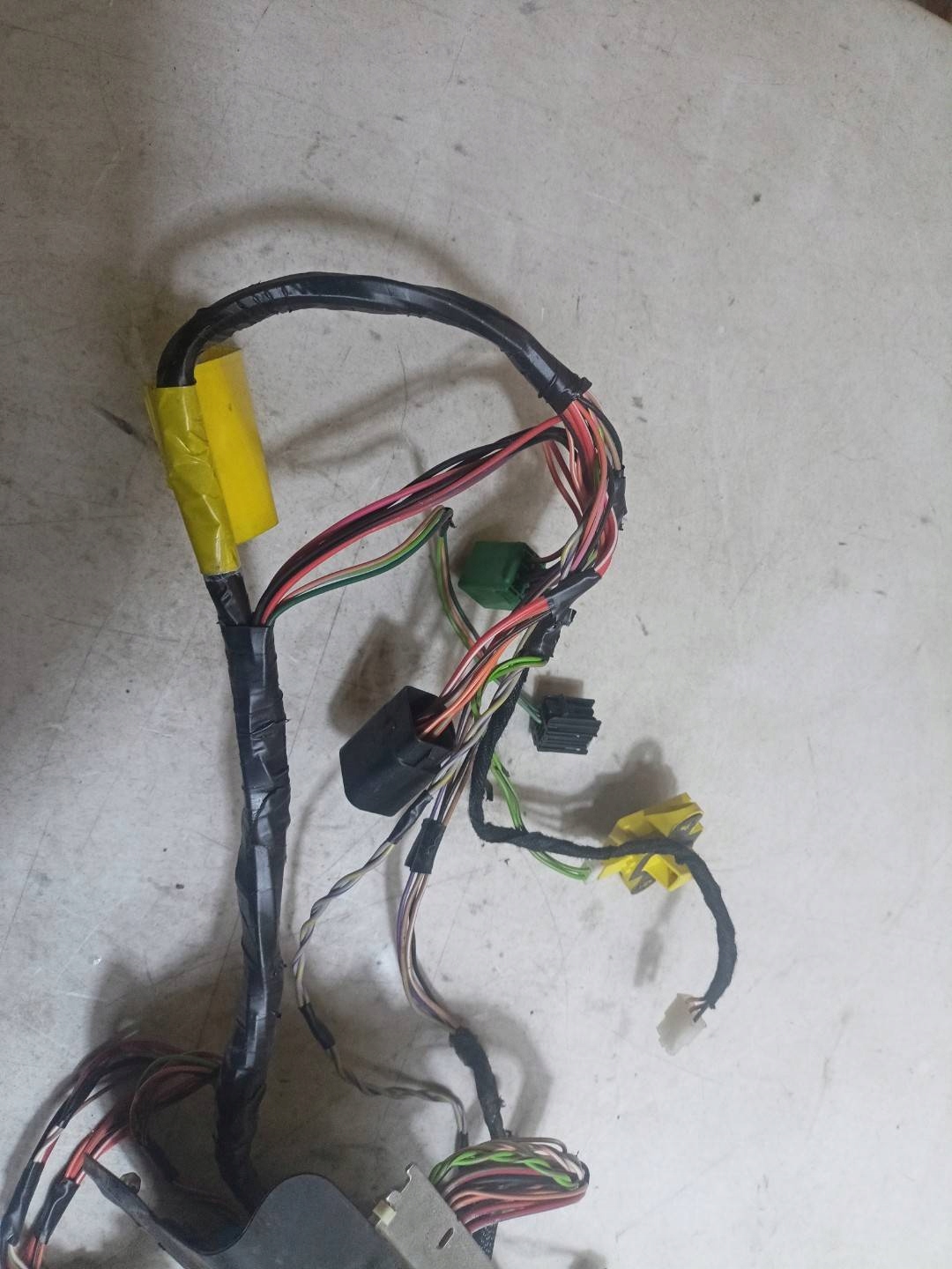 bundle wiring door front left side Chrysler Town and Country