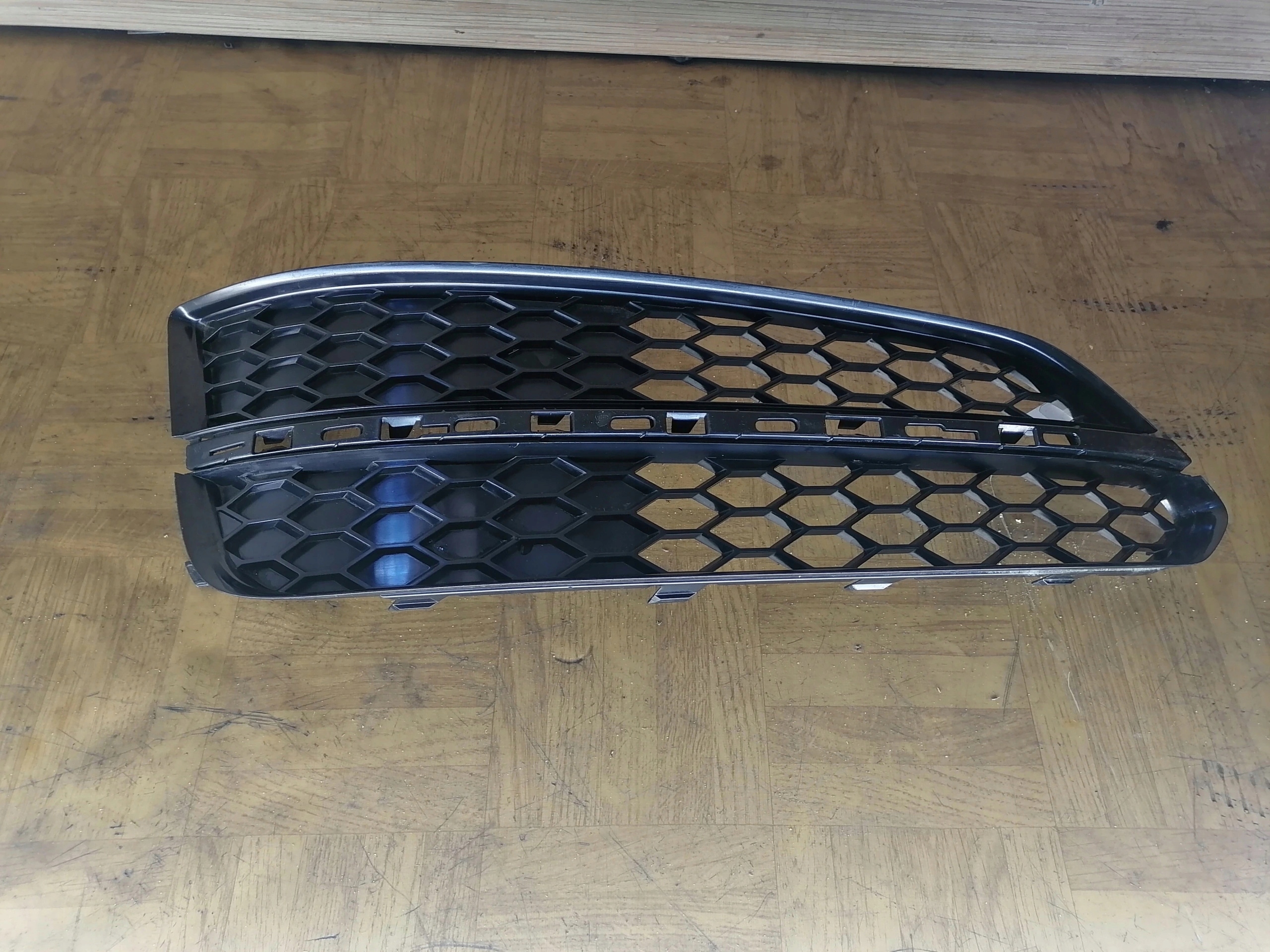 AUDI A8 D4 S8 LIFT grid of a bumper right 4H0807680