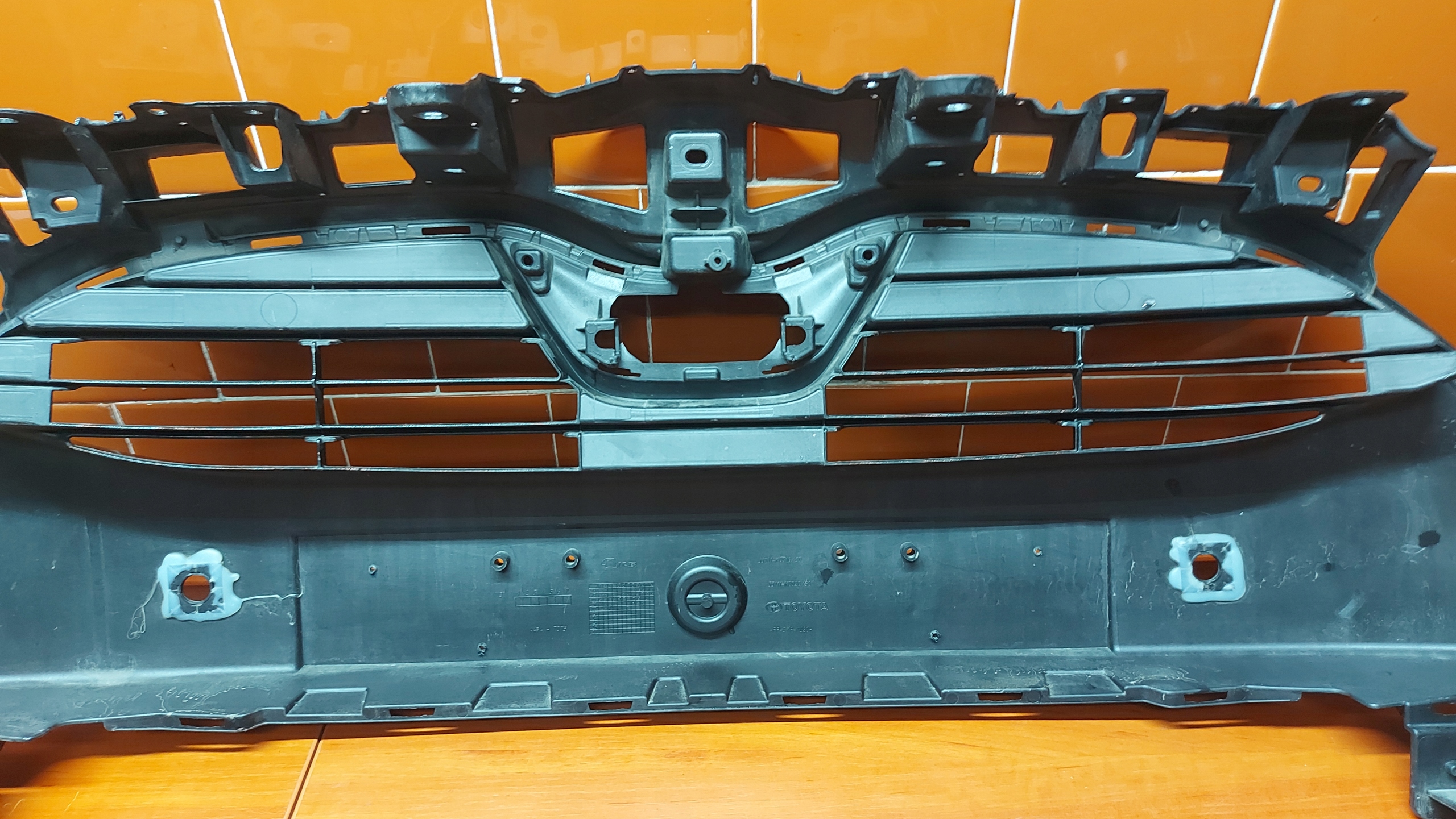 grid of a bumper central front front TOYOTA YARIS IV 20