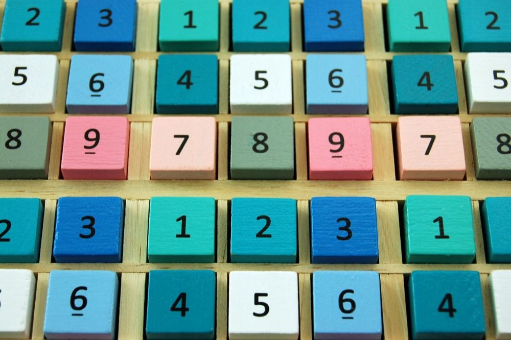 Sudoku-Holzspiel für Kinder ab 3 Jahren - Spielbrett 18x18 cm, Spielfiguren 1,5 x 1,5 cm - Puzzle-Brett - Brettspiel mit Steinen - Lernspielzeug - Geschenk für kleine Kinder — 18