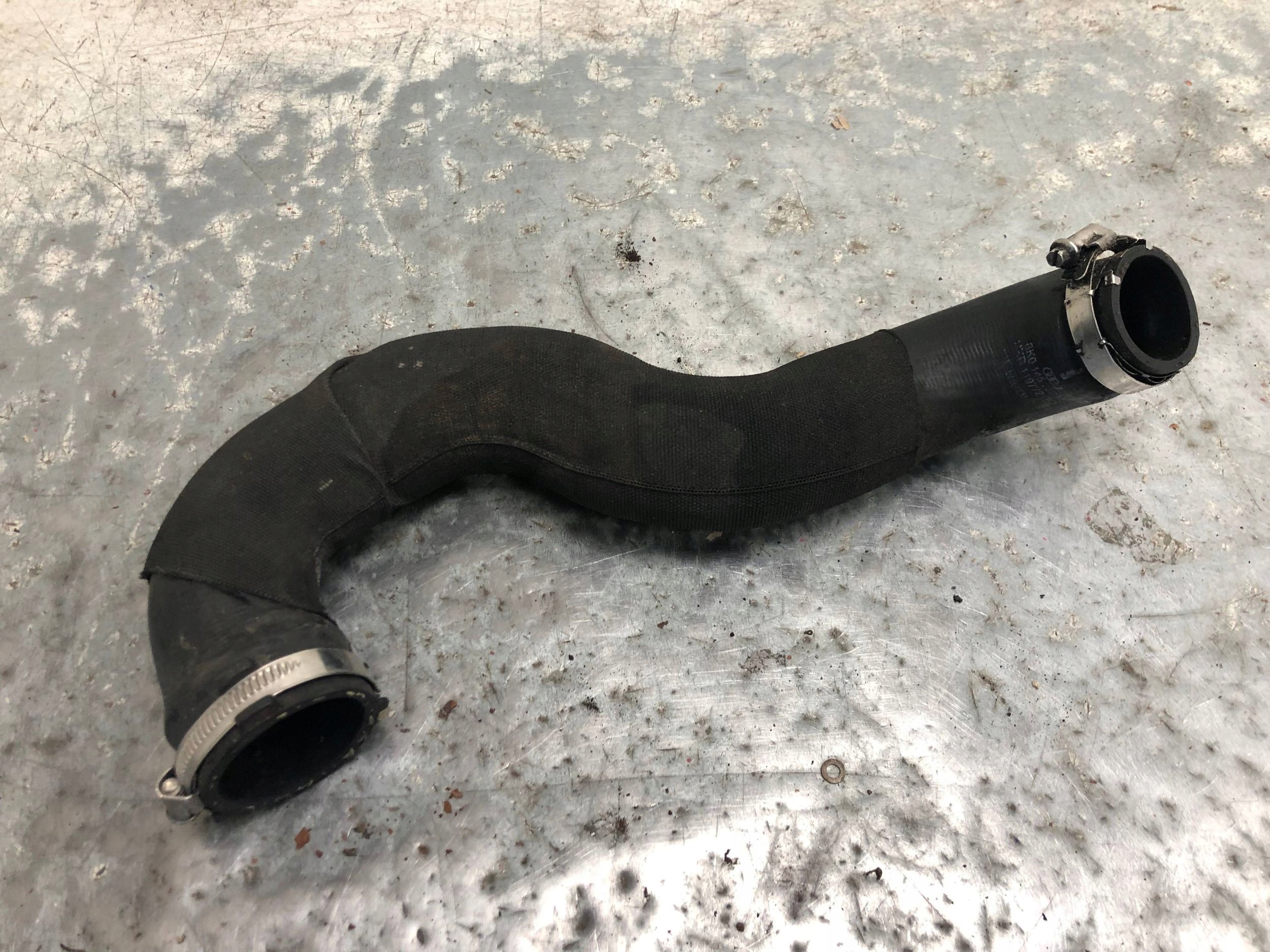 trouba hadice intercoolera AUDI A4 B8 8K0145738M
