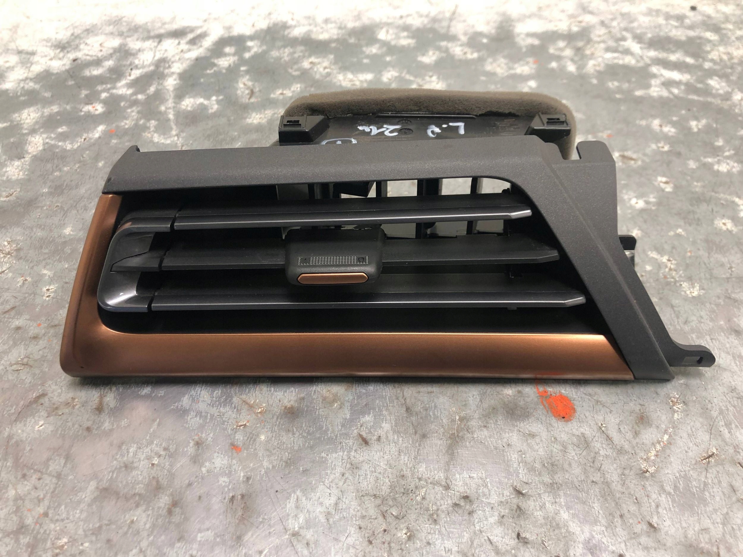 grid air conditioning devices left front CUPRA BORN 10F819203