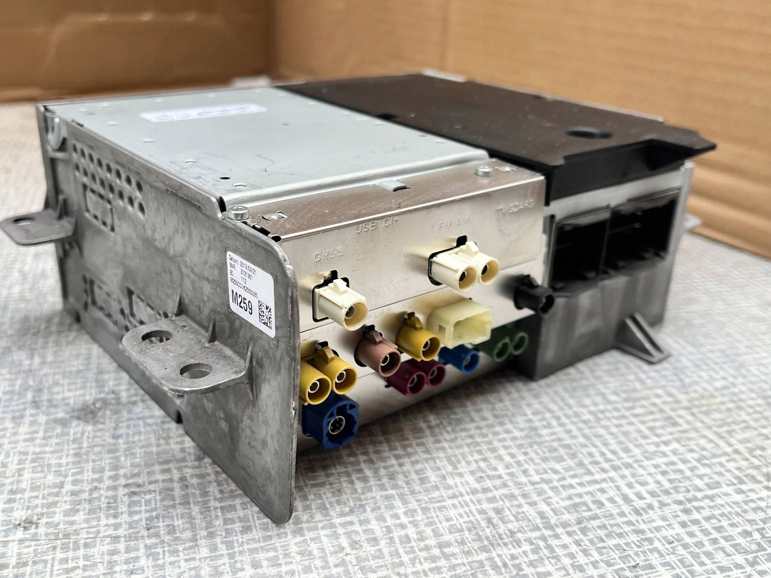 MERCEDES HEADUNIT RADIO NAVI + code 2479001209 A2479001209 @M