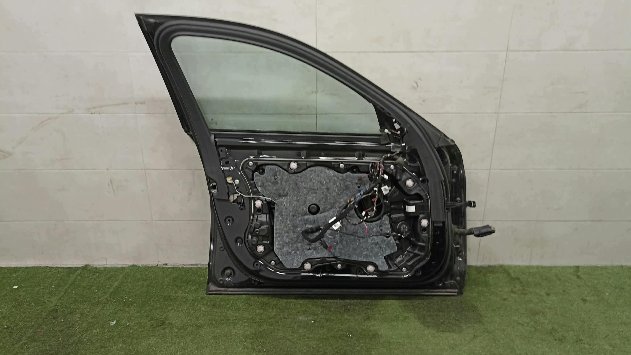 BMW 5 G30 G31 door left front 475 KEYLESS