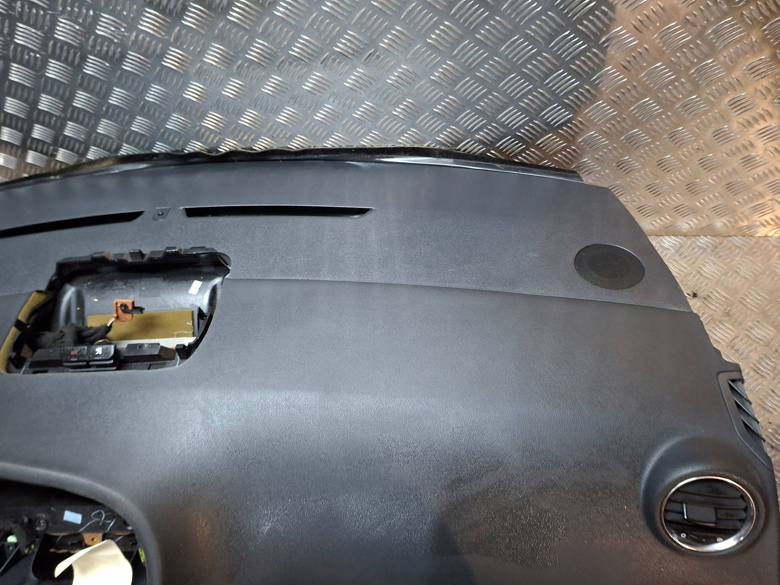 торпеда консоль 9803188580 peugeot 3008 и 5008 2009-