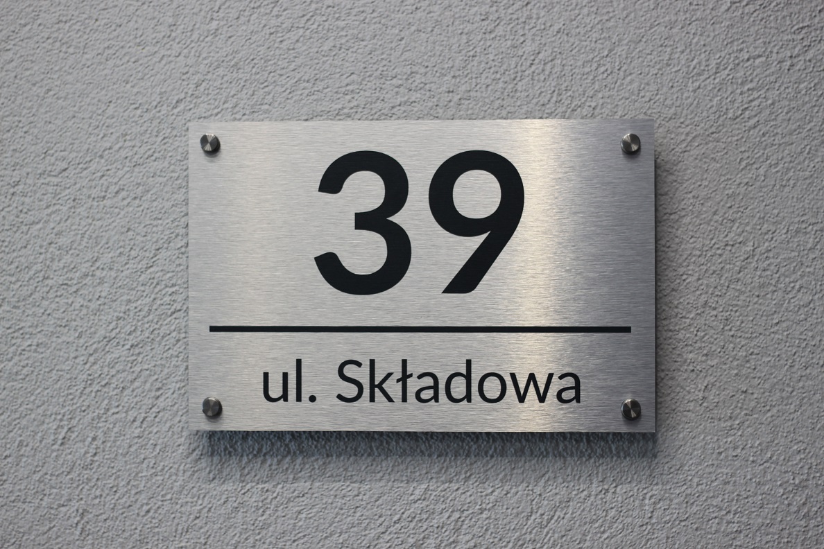 Tabliczka ADRESOWA ALUMINIOWA Numer domu DYSTANSE Długość (cm) 21 cm