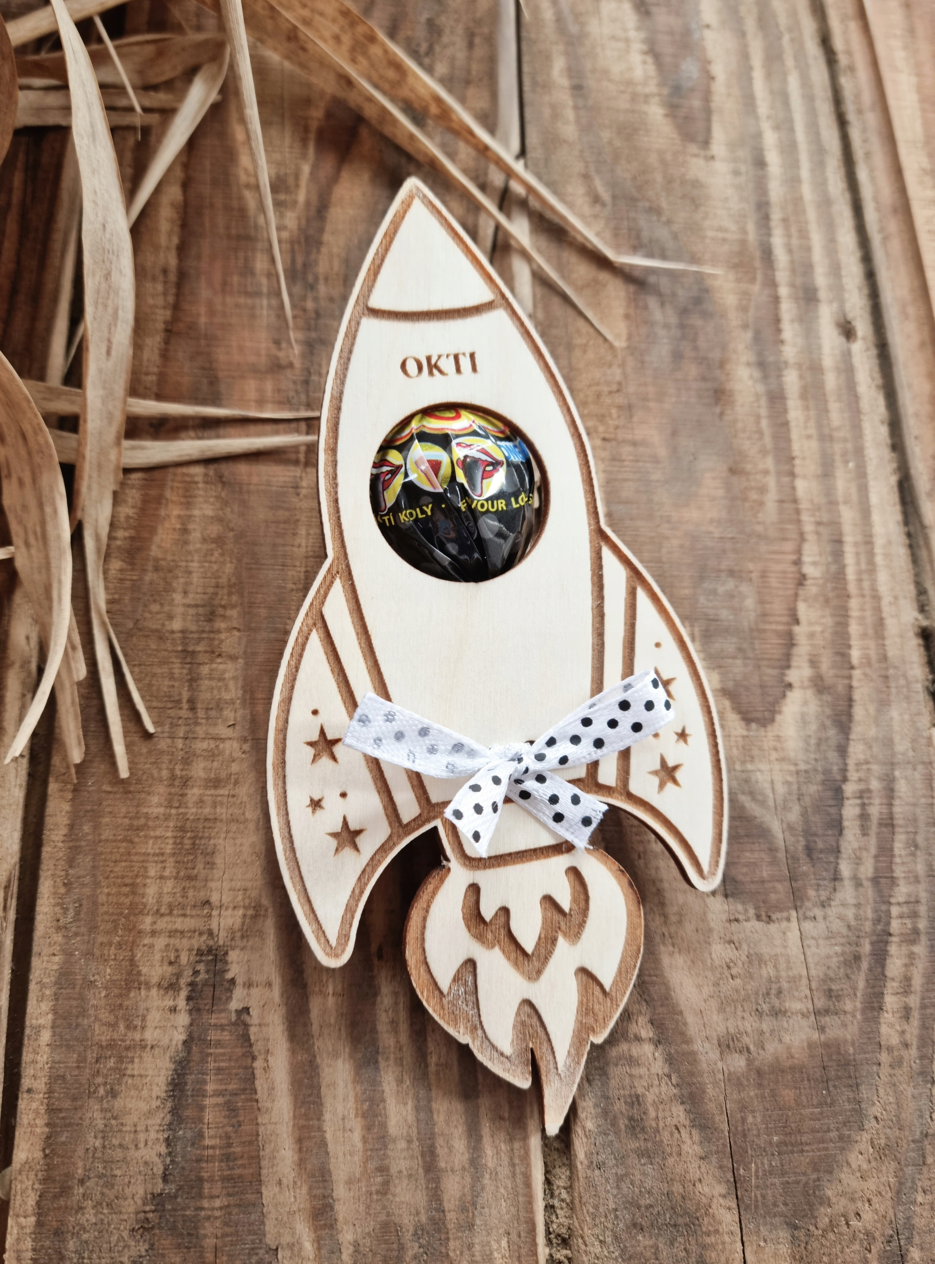 DZIEŃ CHŁOPAKA RAKIETA NA LIZAKA PREZENT IMIĘ