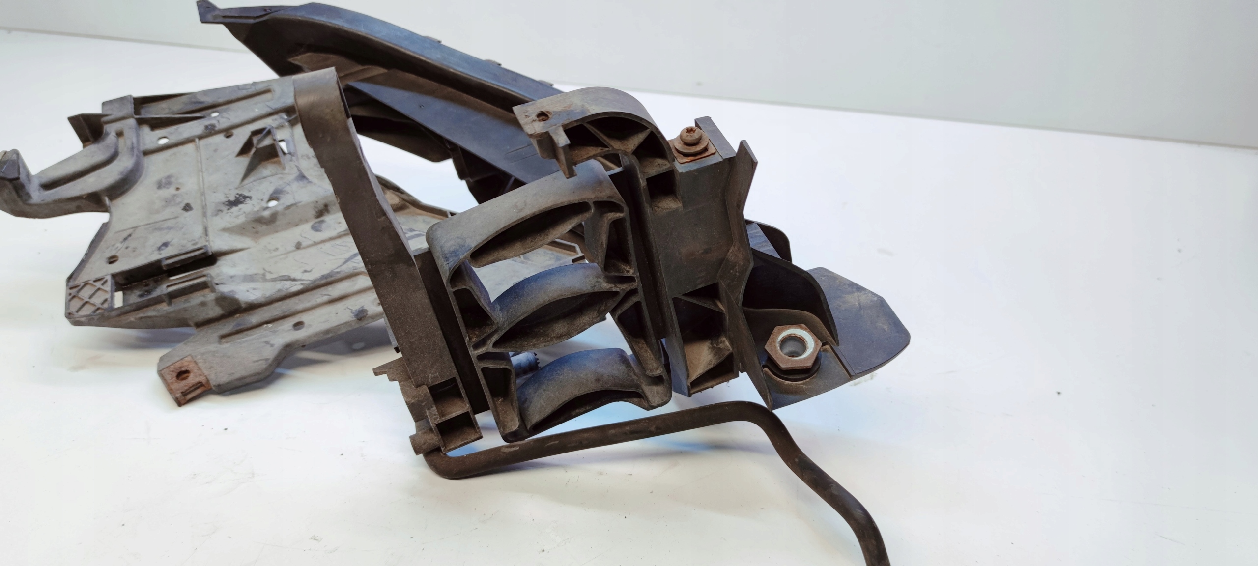 support REFLEKTORA left AUDI A4 B8 8K0805607 damag.