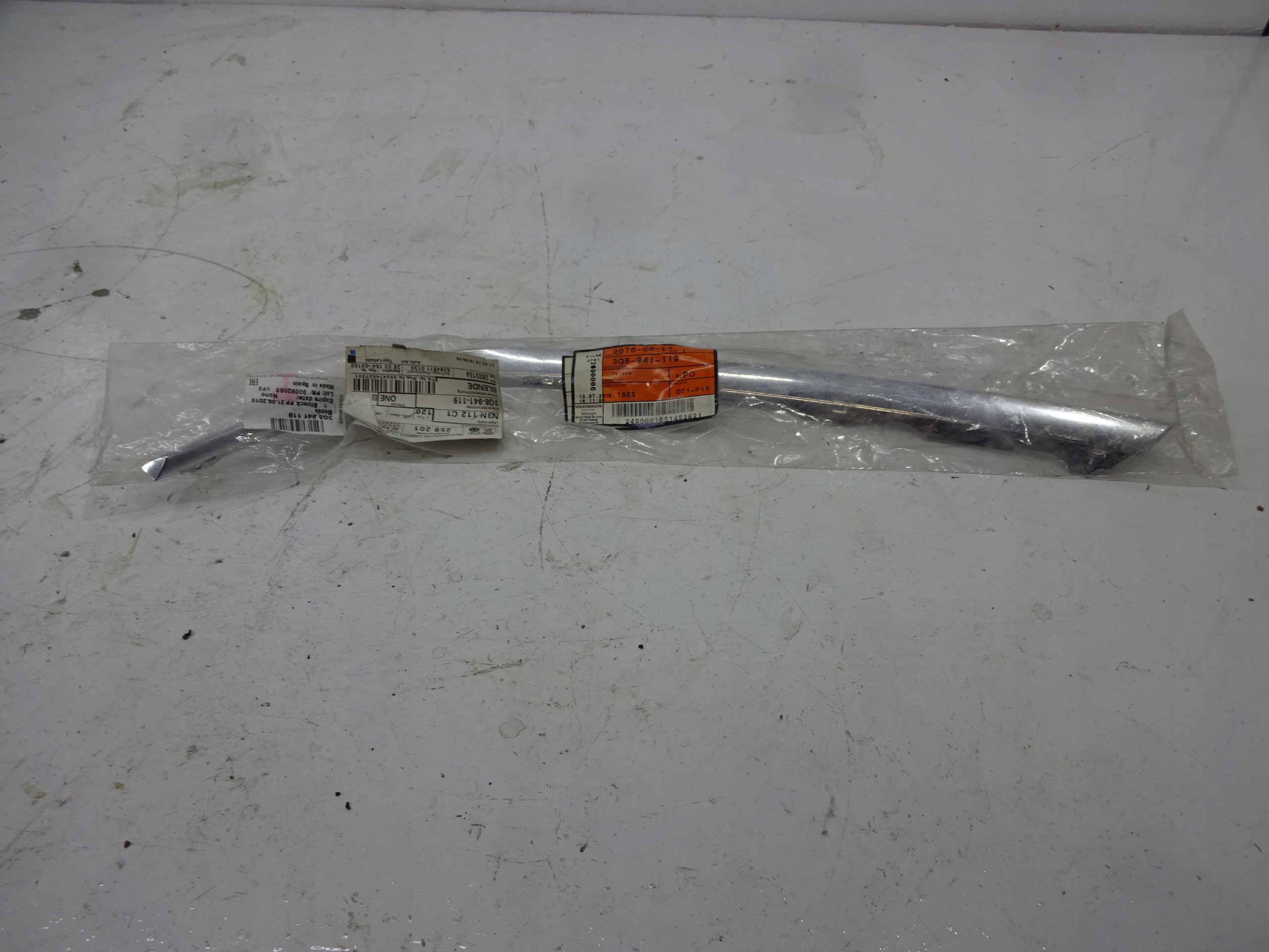 LISTWA CHROM REFLEKTORA LEWA PRZÓD VW ARTEON 17- POZNAŃ