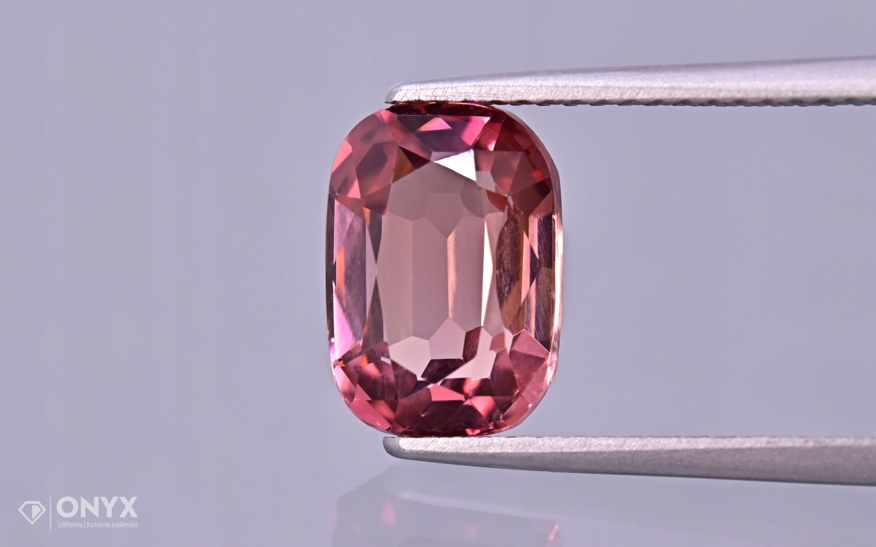 Fasetovaný turmalín cushion 10,5x7,5 mm