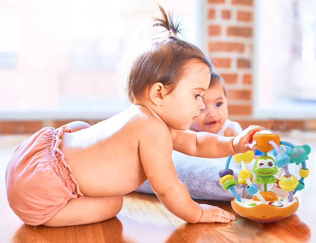 INTERAKTÍVNA HUDBAČKA GUĽOVÁ ŽABKA Hmotnosť produktu s individuálnym balením 0,4 kg