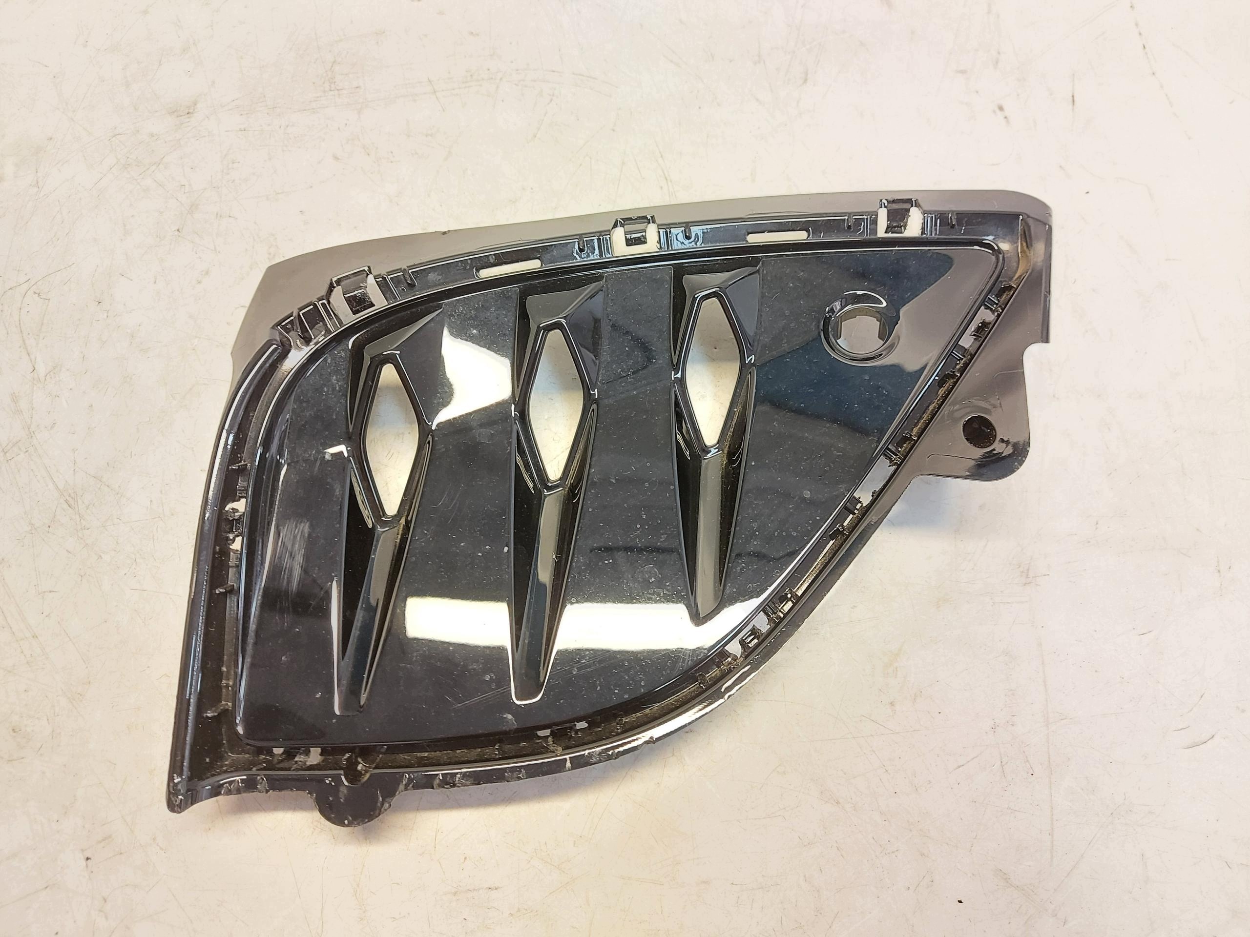 VW ID5 GTX 11E grid of a bumper left front 11A807819A-JLK123