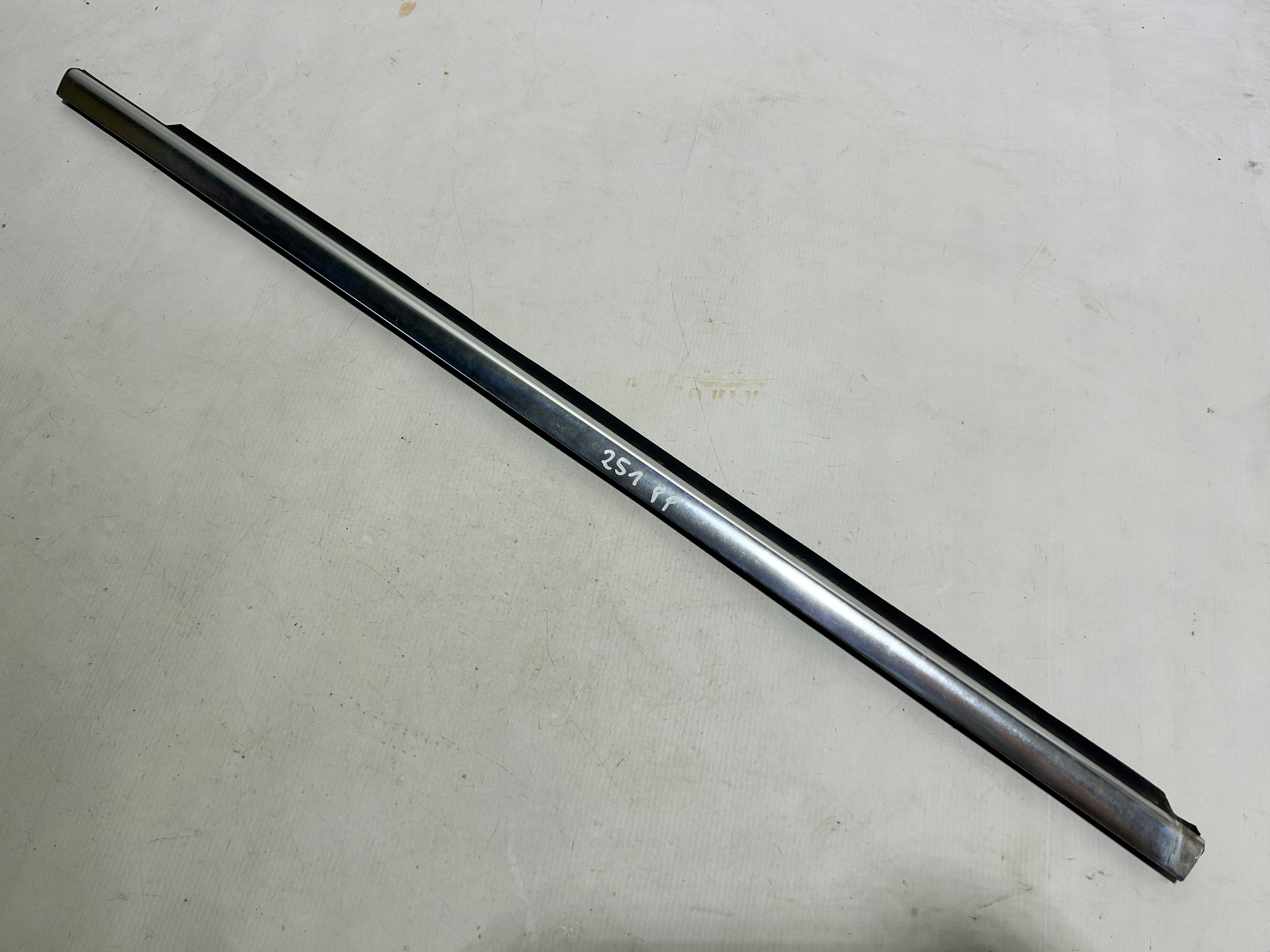 moulding door right front dust CHROM MERCEDES W251