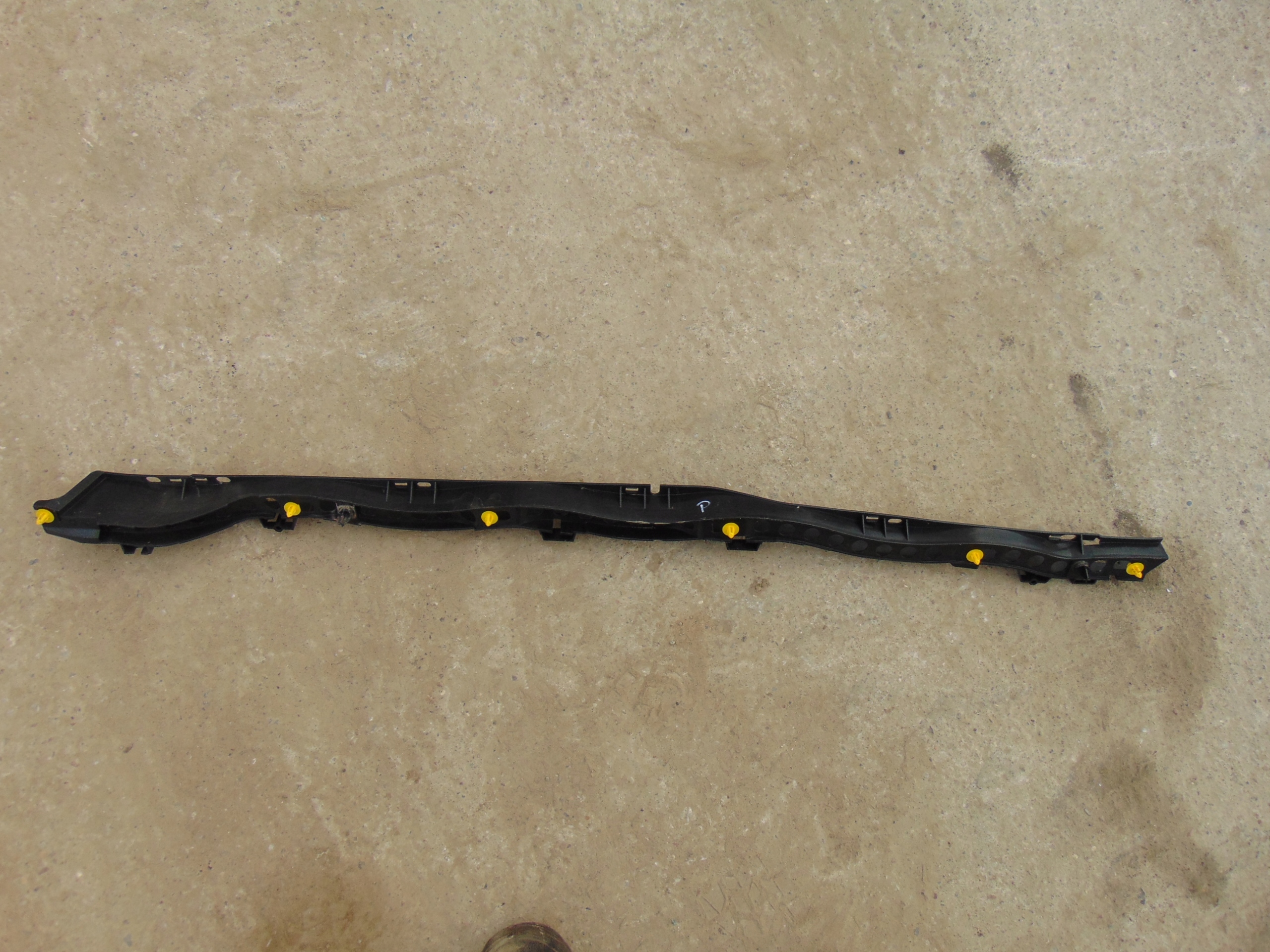 AV11-R13220-A - ПЕДАЛЬ ПОРОГА ПРАВЫЙ ЛОТОК ДЛЯ КАБЕЛЕЙ FORD B-MAX