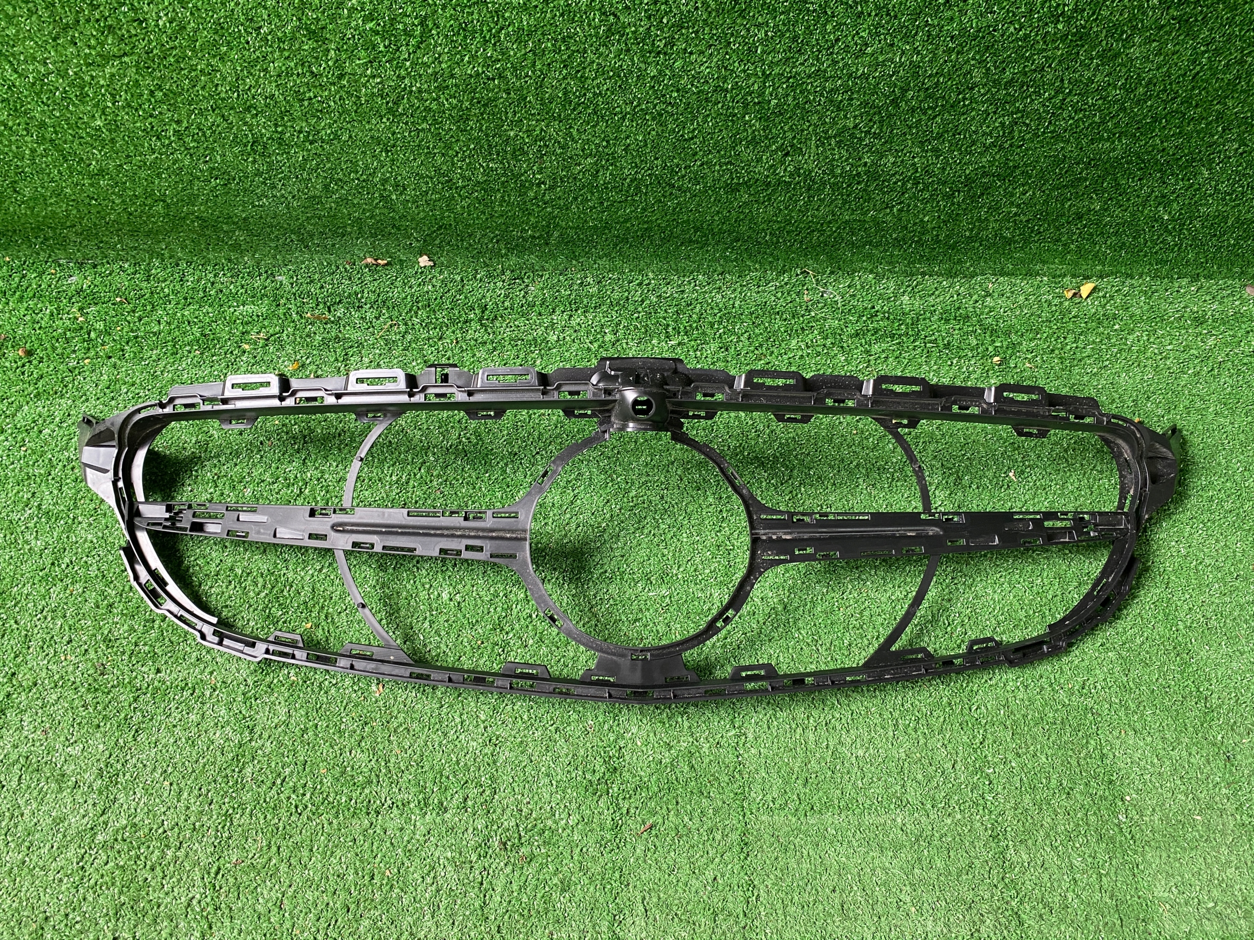 Mercedes C W205 holder grilla grille front front 2058800407
