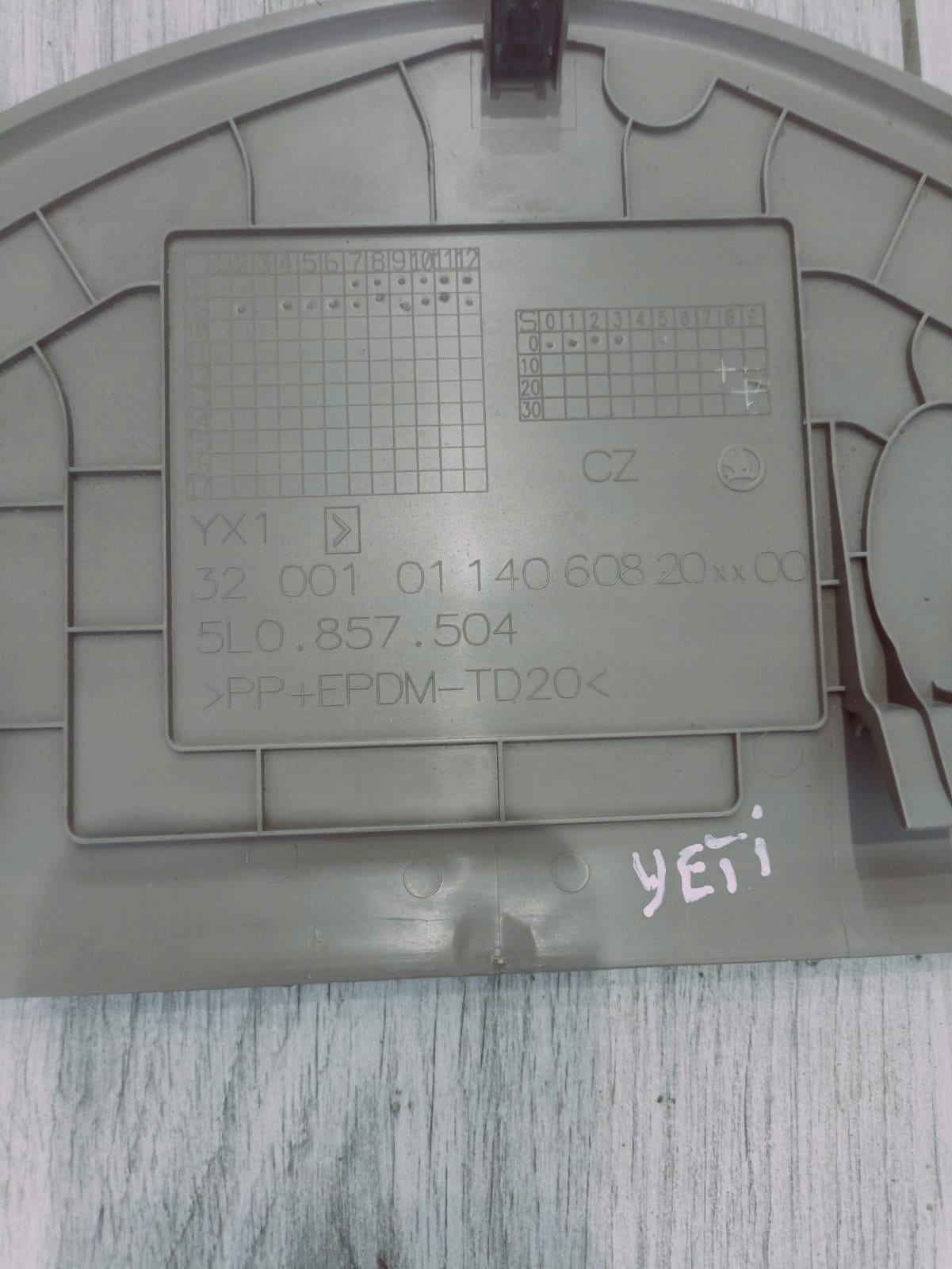 SKODA YETI защита заглушка консоли правая 5L0857504