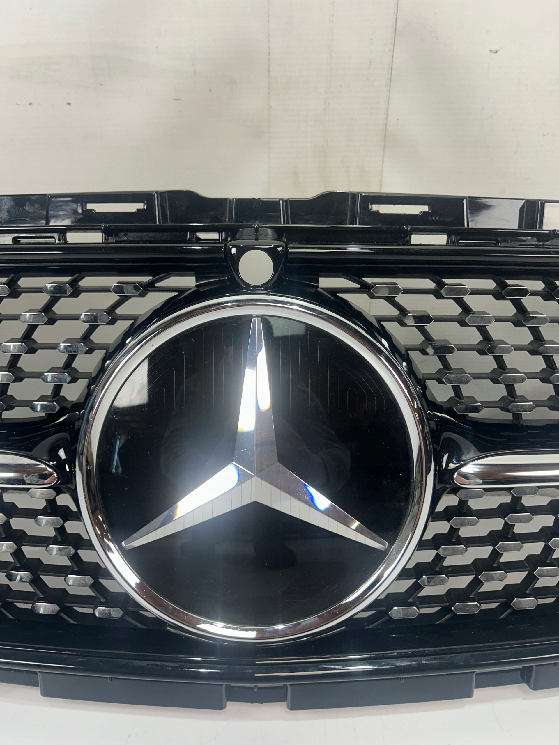 MERCEDES E COUPE W238 238 A2388883100 GRILL ATRAPA ZDERZAKA Strona zabudowy przód