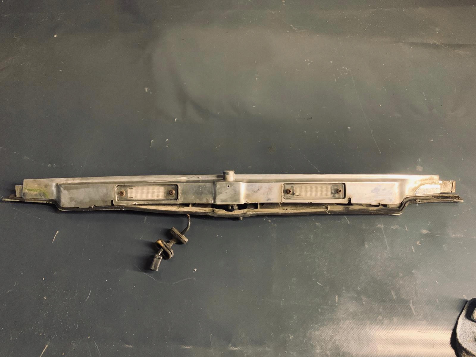 Mercedes W116 Listwa tylna zamek bagażnika chrom