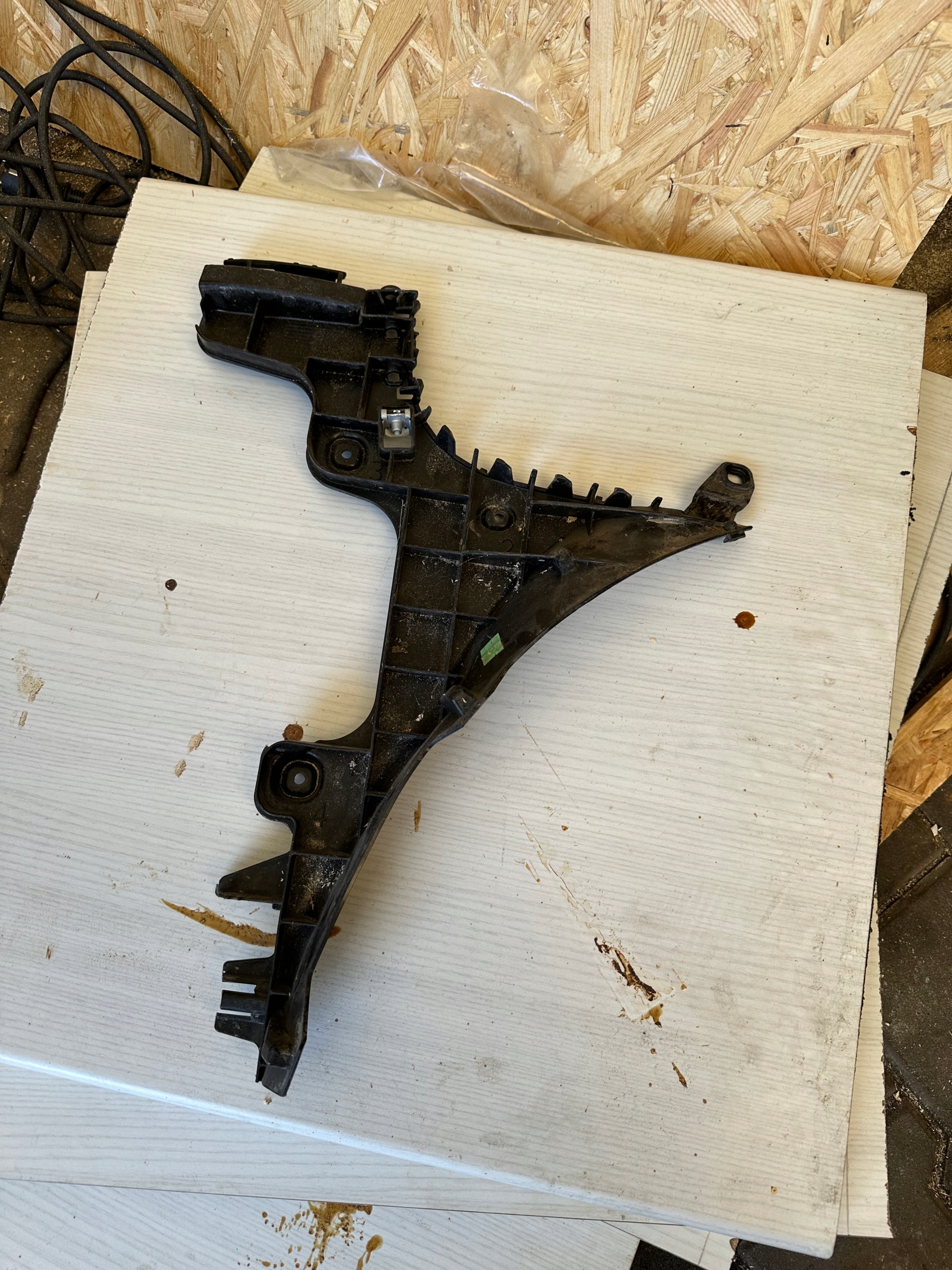 AUDI A3 8P 3D Support Support plaque Pare choc Droite Arrière 8P3807378B