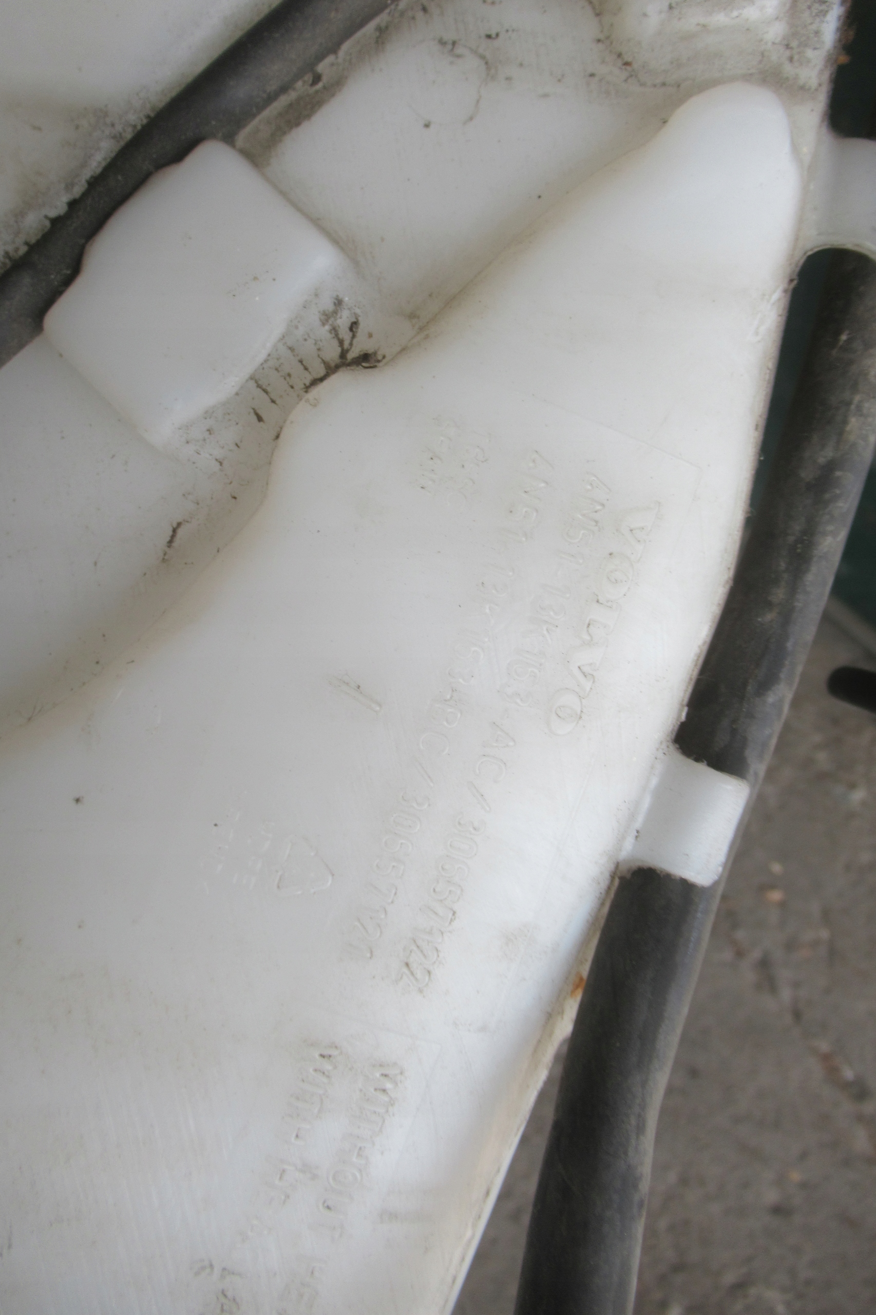 VOLVO V50 2.4 D 06R washer fluid tank 30657122