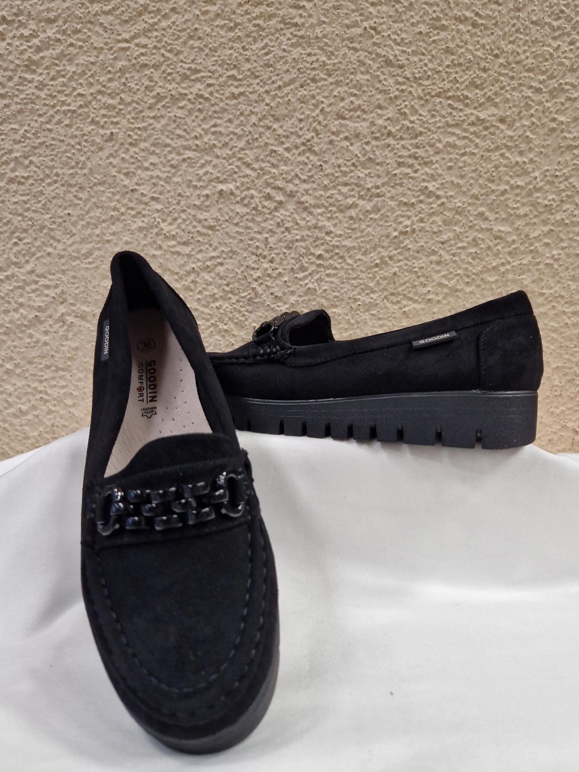 MOKASYNY CZARNE ZAMSZOWE OZDOBIONE METALOWYMI KORALIKAMI GOODIN R.39 Kod producenta GD-FL735